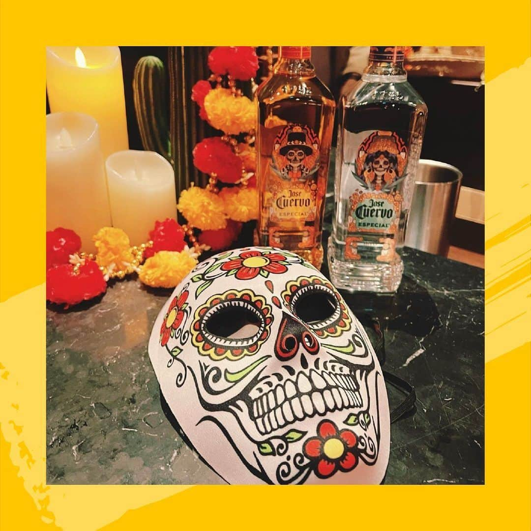 Jose Cuervo Japanさんのインスタグラム写真 - (Jose Cuervo JapanInstagram)「死者の日限定ボトルをゲットした人ー！🙋‍♀️ インスタにどんどん投稿してね✨ 📸 @barcrow96 @mikakotada @orisa_0510 @ko_o_ochan  . . . #クエルボ #ホセクエルボ #テキーラ #ライム #テキーラショット #お酒 #カクテル #死者の日 #クエルボボトル ⁠」11月1日 17時58分 - josecuervojp