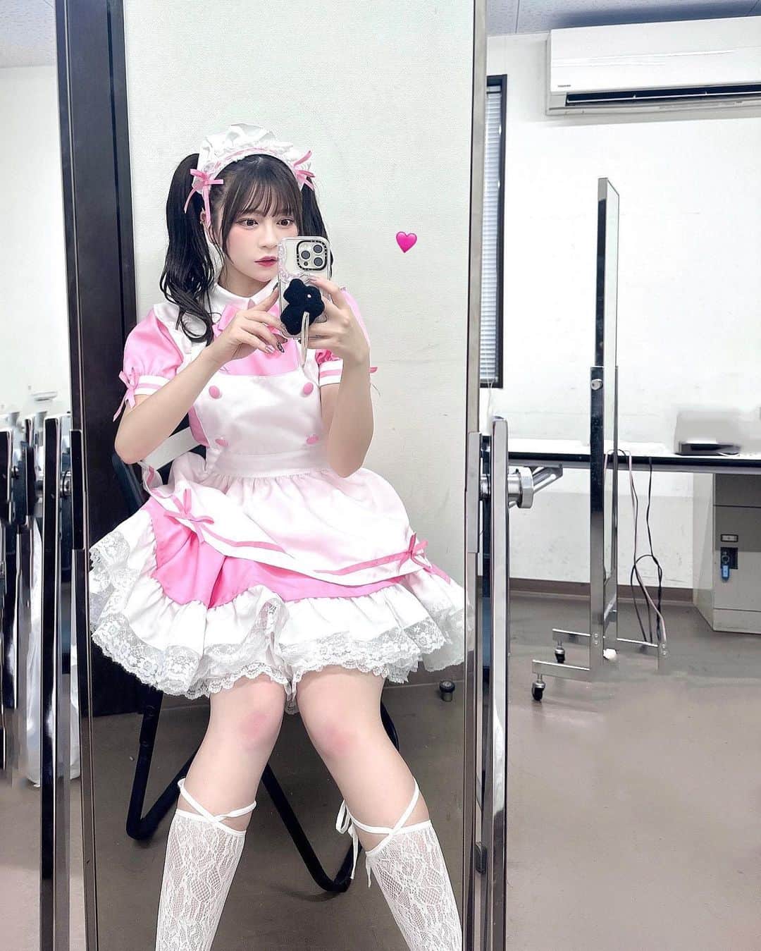 廣川奈々聖のインスタグラム：「🐶🐾🎀  たぶんこの先することないけど、メイドカフェで働いてみたいな〜って昔からずっと思ってた💭っ ̫ ‹ ᐝ  #ハロウィンコスプレ  #メイドさん  #halloween #halloweencostume #ピンクメイク #ツインテール」
