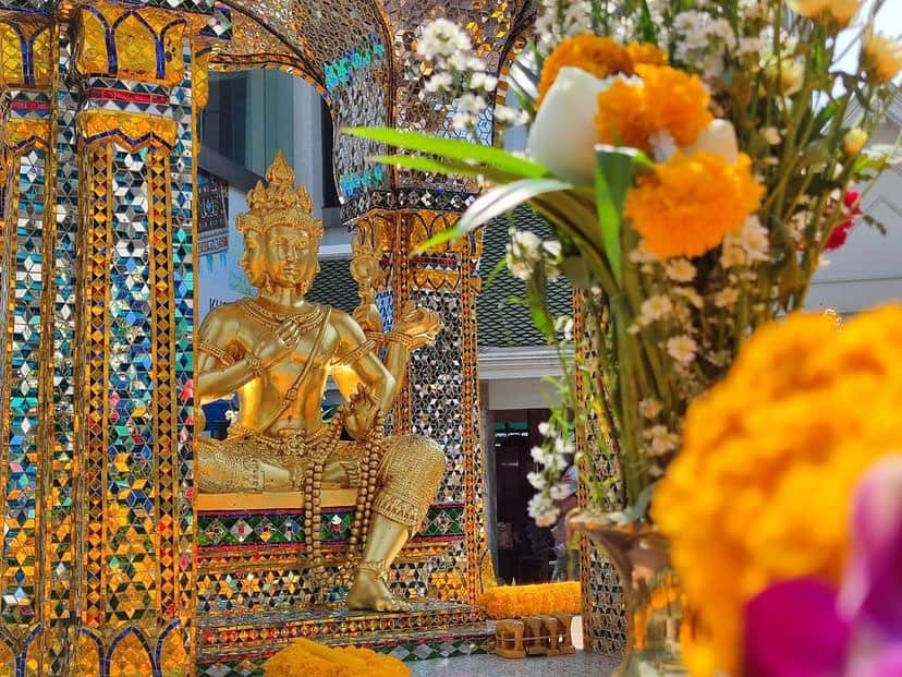タイ国政府観光庁のインスタグラム：「. 【今週の #WhatNewThailand 🇹🇭🔍】  #今こそタイへ 行ってみたい！と思った方は コメント欄に【🙏】をどうぞ♪  今月のテーマ「タイの文化」から タイの仏教文化を感じられる「プラ・プロム（エラワン廟）」をPick Up ⠜*  プラ・プロム(エラワン廟)は「グランドハイアット・エラワン・ホテル」前という、バンコク繁華街の一角に佇む、ヒンドゥー教の祠です💁‍♀️ バンコクを代表するパワースポットとして有名で、国内外の参拝者で一年中賑わっています💡  1953年にグランドハイアット・エラワン・ホテルの建設が始まったのですが、事故が頻発し工事が思うように進まない事態に🛠💦 そこで占星術師が「宇宙の創造主である、ヒンドゥー教神ブラフマーを祀るとよい」と勧め、この祠が作られることになりました👏  祠完成後は工事も順調に進み、以来ここは願いを叶えてくれる神様が祀られていると、広く知られるように🕊  願い事が叶った人は、神様に踊りや音楽を奉納するのもしきたりで、舞踊団が踊る姿を1日を通して見ることができます🎶  ちなみにホテル竣工日である11月9日には、毎年盛大なお祭りが開かれ、寄進されたお金は医療設備の購入費などに充てられています😌🙏  バンコク旅行の際は、ぜひ足を運んでみてください🚶‍♀️💨  @athipcyk　 さん、コップン・カー🙏✨  ★参考になった！と思ったら、あとで見返せるように、 画像右下にある保存ボタン🔖をタップ！  #repost #タイ #バンコク #プラプロム #エラワン廟 #パワースポット #願い事叶いますように #今こそタイへ #こんなタイ知らなかった #もっと知りタイ #はじめてのタイ #タイ旅行 #バンコク旅行 #旅好きな人と繋がりたい #旅行好きな人と繋がりたい #海外旅行 #thailand #bangkok #bangkoktrip #phraphrom #erawanshrine #shrine #amazingthailand #thailandtravel #thailandtrip #thaistagram #lovethailand #amazingnewchapters」