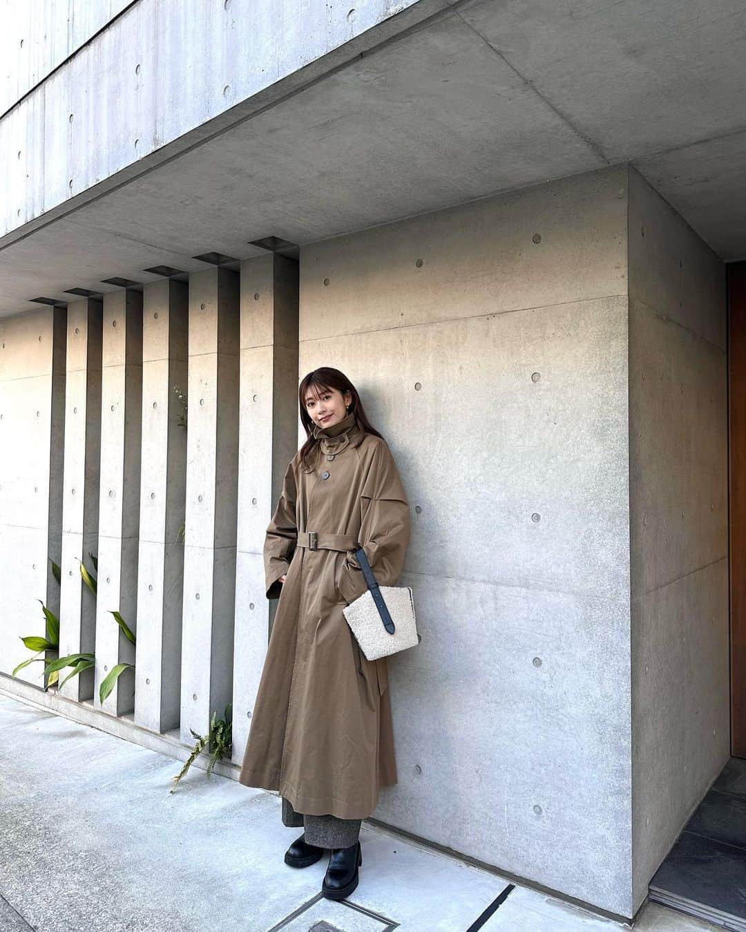 榊原美紅のインスタグラム：「. お気に入りコート。こういうコーデが大好き🫶🏻 前閉じて着ても、開けて着てもどっちも可愛い🧥」