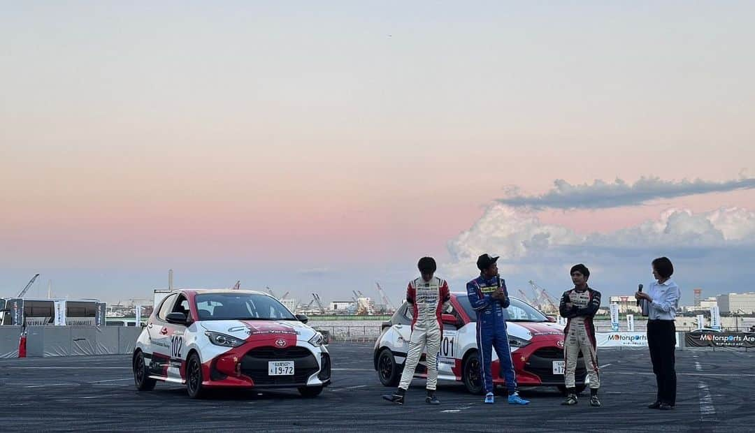 脇阪寿一さんのインスタグラム写真 - (脇阪寿一Instagram)「【Japan Mobility Show】   ワンメイクレースの魅力をお伝えする為、トヨタ若手育成枠より平良響選手、グランツーリスモ出身枠より冨林勇佑選手、ベテラン枠で私が、レース実況でもお世話になっている稲野一美ちゃんと、ハッスルしてきた✌️  同乗走行って事で、オープニングMCで「同情するなら金をくれ❗️」って叫んだら、お客さんドン引き😱  わからんかなぁ〜 安達祐実ちゃんの名言🤔  って事で、 喋りもクルマも、滑りっぱなしの1日でした✋️😆  #japanmobilityshow  #japanmobilityshow2023  #toyotagazooracing  #gr86brzcup  #gr86 #yariscup  #yaris  #滑りっぱなし  #滑りっぱなしな一日中 #同情するなら金をくれ  #安達祐実」11月1日 17時59分 - juichiwakisaka