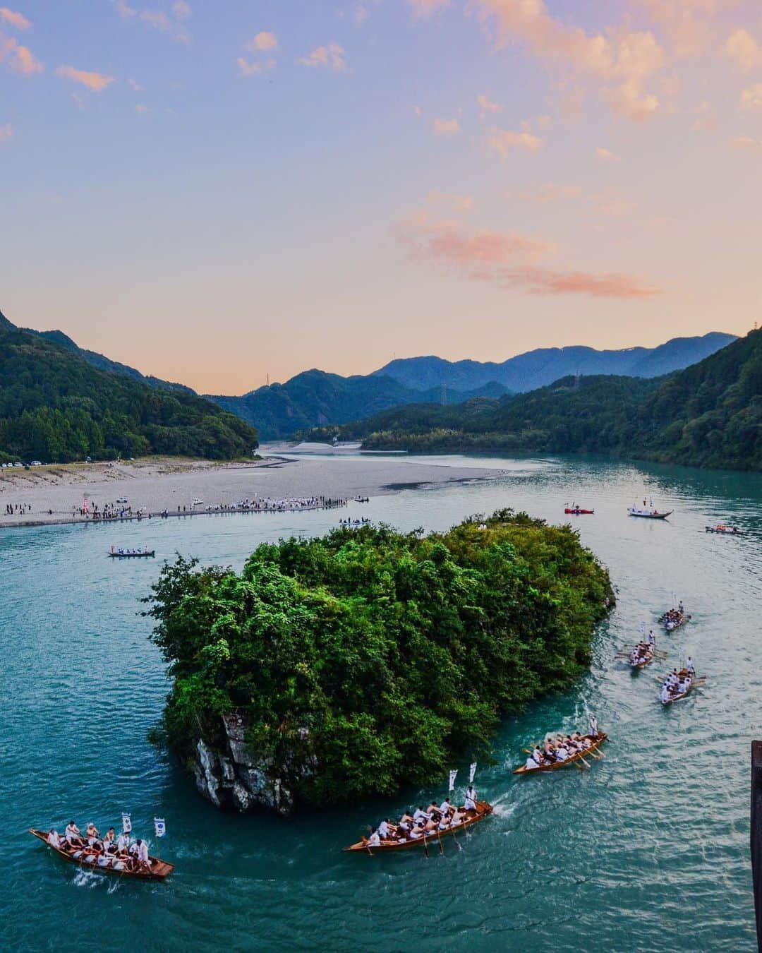 Visit Wakayamaのインスタグラム：「. Oars clash in a display of speed and power, as boats race around Mifune Island at the Mifune-Matsuri Festival. 📸 @kazz1109 📍 Kumano Hayatama Taisha Grand Shrine, Wakayama . . . . . #discoverjapan #unknownjapan #instajapan #landscape #japan #japantrip #japantravel #beautifuldestinations #wakayama #wakayamagram #explore #adventure #visitwakayama #travelsoon #visitjapan #stayadventurous #igpassport #explorejapan #lonelyplanet #sustainabletourism #mifuneisland #nature #worldheritage #matsuri #shinto #kumanokodo #kumanohayatamataisha #kumanograndshrine #japanesefestivals #mifunematsuri」