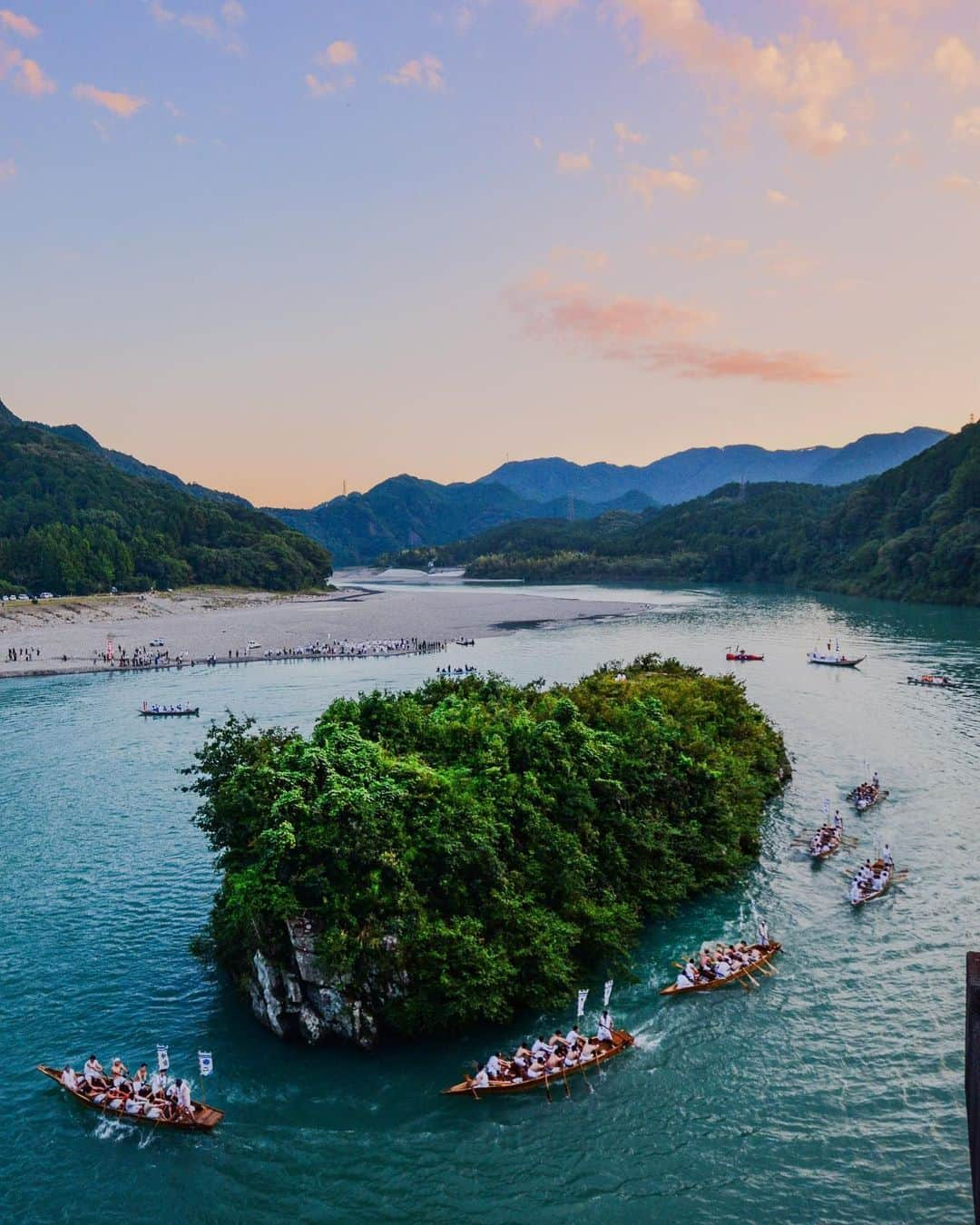 Visit Wakayamaさんのインスタグラム写真 - (Visit WakayamaInstagram)「. Oars clash in a display of speed and power, as boats race around Mifune Island at the Mifune-Matsuri Festival. 📸 @kazz1109 📍 Kumano Hayatama Taisha Grand Shrine, Wakayama . . . . . #discoverjapan #unknownjapan #instajapan #landscape #japan #japantrip #japantravel #beautifuldestinations #wakayama #wakayamagram #explore #adventure #visitwakayama #travelsoon #visitjapan #stayadventurous #igpassport #explorejapan #lonelyplanet #sustainabletourism #mifuneisland #nature #worldheritage #matsuri #shinto #kumanokodo #kumanohayatamataisha #kumanograndshrine #japanesefestivals #mifunematsuri」11月1日 18時00分 - visitwakayama