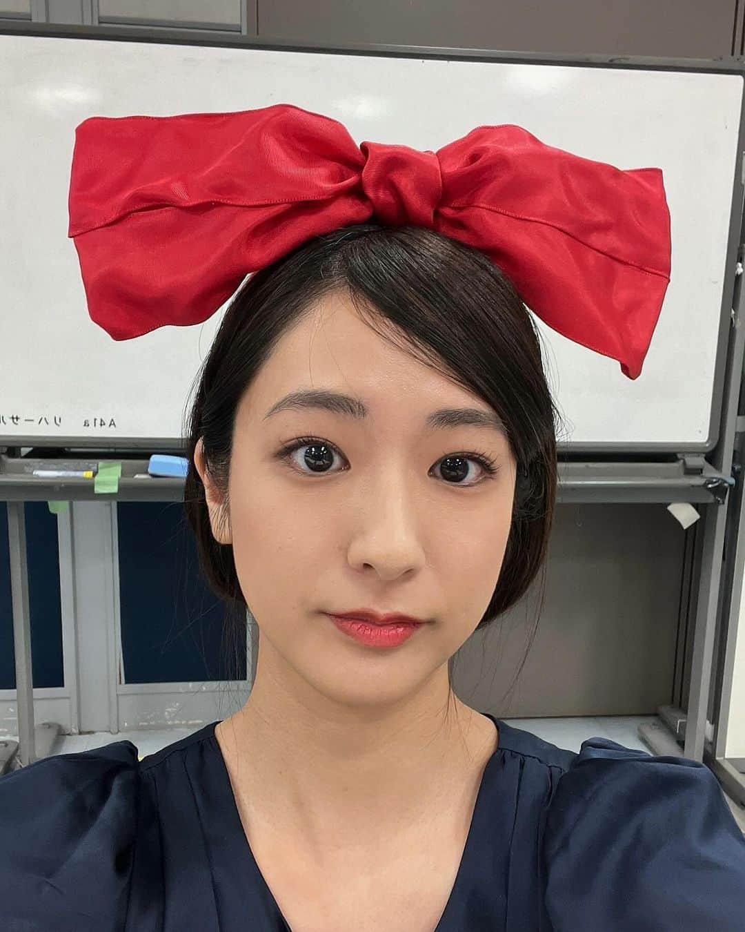 田村真子さんのインスタグラム写真 - (田村真子Instagram)「昨日はハロウィーンということでラヴィット！で私も仮装をしました😊 魔女の宅急便のキキです🎀 ポイントはこのショートボブ！！メイクさんに頑張ってもらいました👏 仮装案を考えてくれたスタッフさんにも感謝です👏 ハロウィーンにここまでしっかり仮装したのは人生初かもです… あと、おまけのクロウサギ みんなでハロウィーンパーティー楽しかったです🕺」11月1日 18時00分 - tamura_mako_