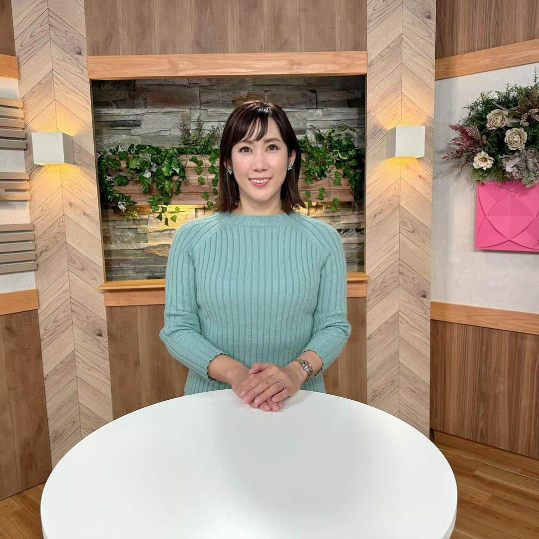 丹羽真由実のインスタグラム：「. 10月27日(金) ZTV「じもトピ」衣装です🩵  ニットは、まだ早かった…😅 暑いーっっ💦  「じもトピ」はZTV三重県エリア　地デジ12ch (津放送局、伊勢放送局、東紀州放送局)で ご覧になれます🤗  津市、松阪市嬉野地区、亀山市の皆さんは 18時が初回放送📺 その後、再放送とダイジェスト放送がありますよ！  紀北町、尾鷲市、熊野市、御浜町、紀宝町、伊勢市、度会町、玉城町、南伊勢町、鳥羽市、志摩市磯部地区の皆さんもご覧くださいねー📺  #じもトピ #ZTV #津放送局 #伊勢放送局 #東紀州放送局 #三重県 #津市 #亀山市 #松阪市 #伊勢市 #度会町 #玉城町 #南伊勢町 #鳥羽市 #志摩市 #紀北町 #尾鷲市 #熊野市 #御浜町 #紀宝町 #女子アナコーデ #ワーママコーデ #衣装 #aircloset #10月 #フリーアナウンサー #丹羽真由実」