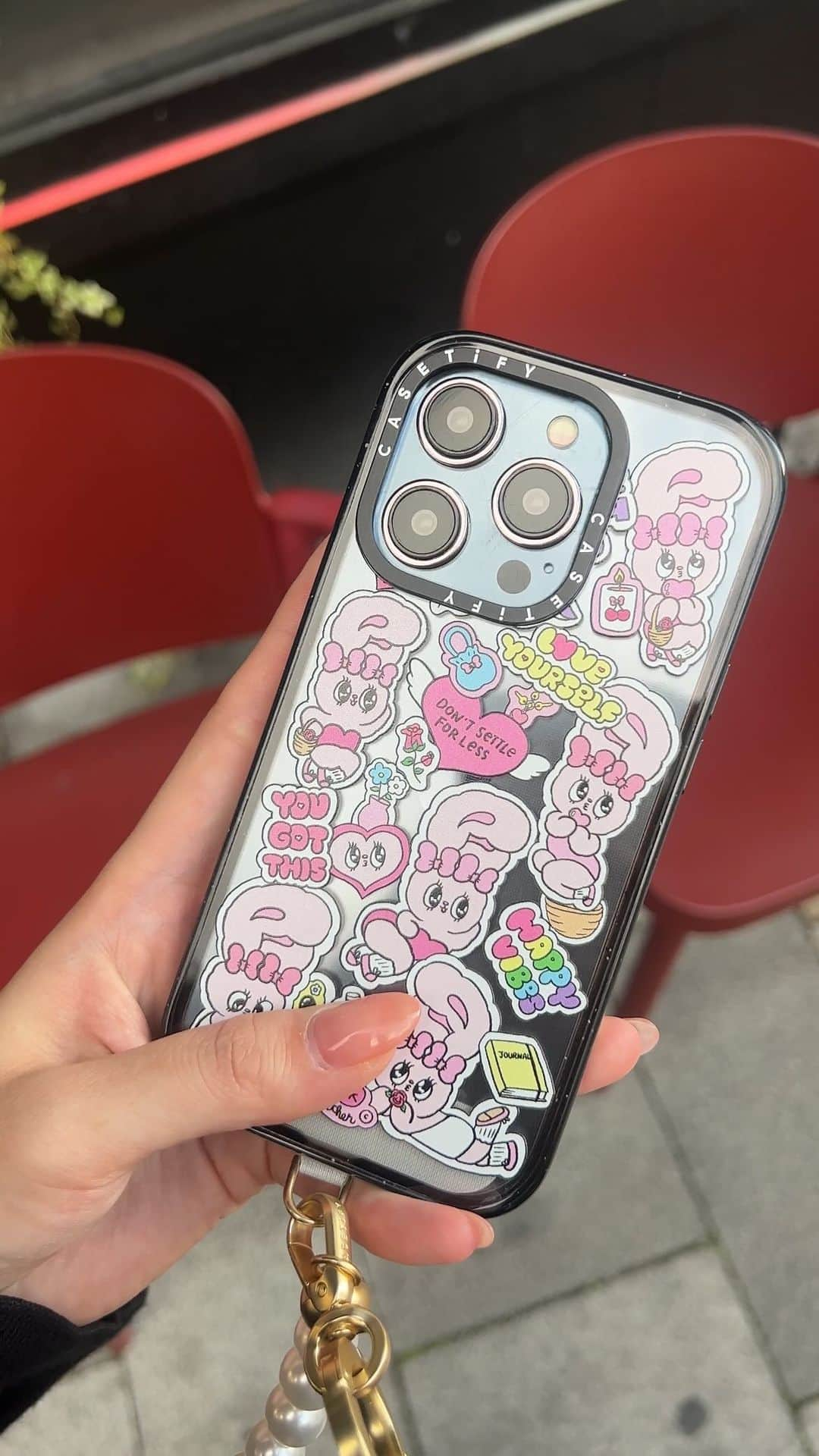 Nanamiのインスタグラム：「. @casetify_jp から新発売の iPhone15のケースとショルダー🐰 ストーリーにチラッと映っただけで めっちゃDMきてた、可愛いよね♡ うさぎのプリントに パールのショルダーを合わせたよ！  インパクトケースは以前までのものより 軽くなって更に使いやすく！👏 耐衝撃性もバッチリでアクティビティにぴったり！ ショルダー使い始めてから 便利すぎて本当に手放さなくなった😳 出先で両手使えるのいい🫡  10%割引コード【10NANAMI】  #PR #CASETiFY #iPhone15」