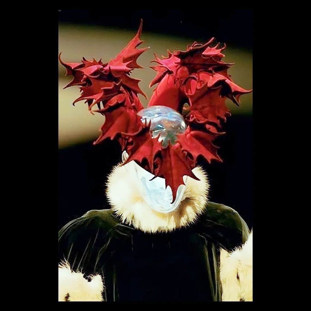 フィリップトレーシーのインスタグラム：「Repost• @tributetoamcq ALEXANDER MCQUEEN RÉTROSPECTIVE.  Givenchy Haute-couture fw 1999/2000 by #alexandermcqueen. @philiptreacy   #leealexandermcqueen#leemcqueen#alexandermcqueen#mymcqueenarchive#hautecouture#givenchy#givenchybymcqueen#givenchybyalexandermcqueen#alexandermcqueenforgivenchy#mcqueenforgivenchy#savoirfaire#craftmanship#mcqueencraft#mcqueenshow#mcqueenrunway#mcqueenarchive#alexandermcqueenarchive#mcqueenretrospective#alexandermcqueenretrospective#tributetoamcq#fashionarchives#fashionhistory」