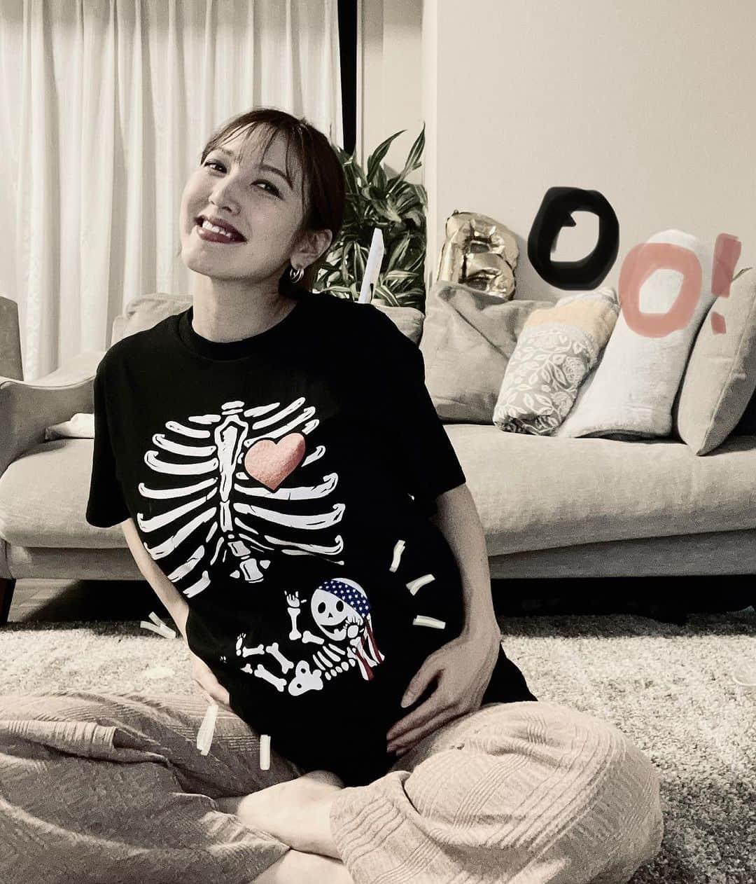 小澤陽子のインスタグラム：「🎃  🅑🅞🅞!👻  最近は夜もなるべく出ないようにしてるし、 今年のハロウィーンは、おうちでこれを着ただけ💀🧡🖤  みなさんは何かしましたか？☺️  お腹の中、こんな感じなのかと思うと、 なんだか愛おしい かわいい😳😂👶🏻🍼💓  #HappyHalloween🎃 #地味ハロウィン なのか？ #そして #もう11月か… #今年もあと２ヶ月ですね🥺」