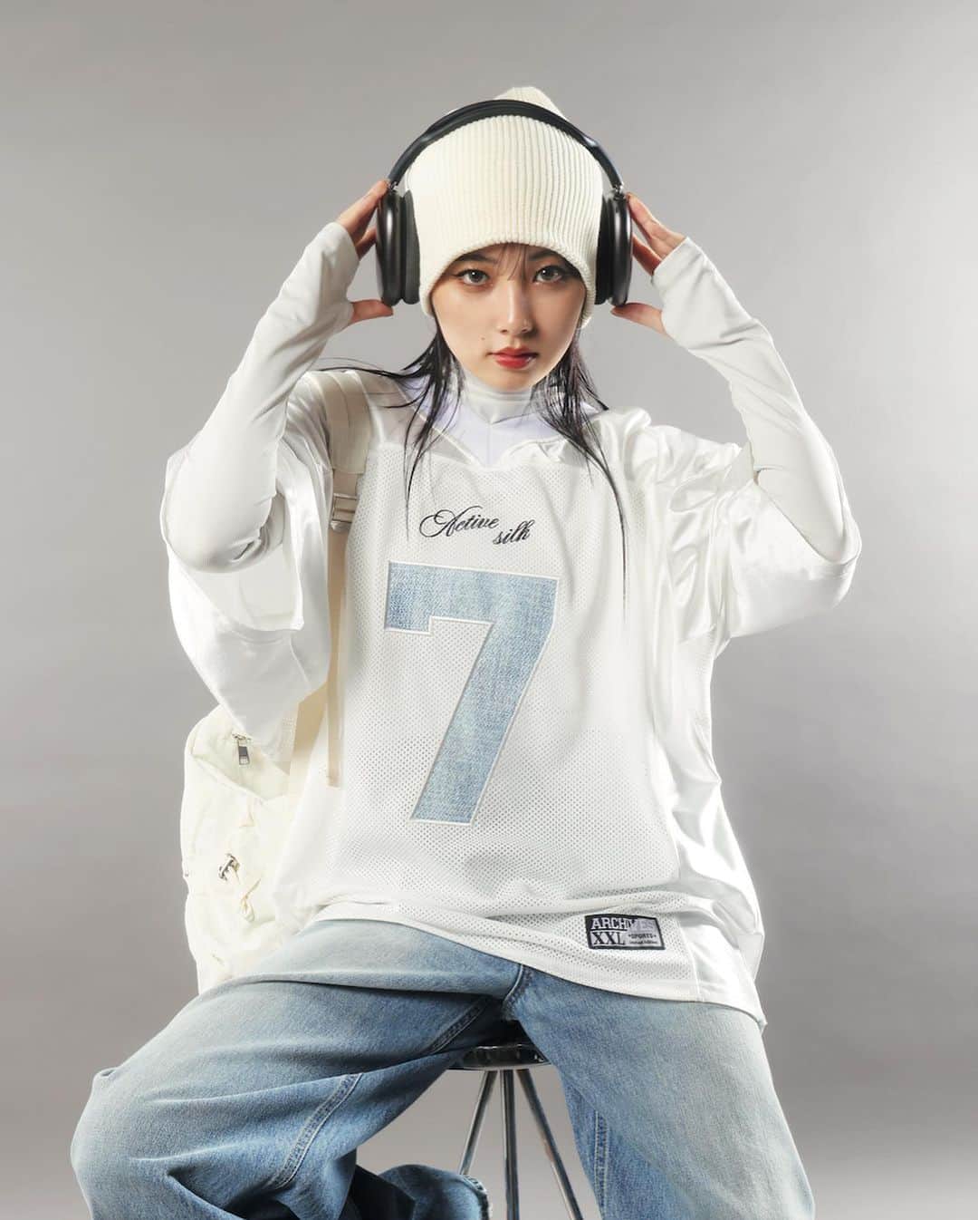 JELLY編集部さんのインスタグラム写真 - (JELLY編集部Instagram)「【#JELLY12月号 オフショット らん📷❣️】  最新号「今CHECKすべし、韓国ブランドリスト」 に出演するらんちゅをどうぞ🥹🫰🏻  メンズっぽ服を着こなす女の子って どうしてこうもかわいいのでしょう、、、  トレンドのユニフォーム風トップスと 秋冬らしいニット帽に ヘッドフォンを合わせれば、 韓国ストリートの出来上がり👏🏻🤍  #jelly#jelly12月号#jellyモデル#らん#らんちゅ#韓国女子#韓国ファッション#韓国ブランド#ユニフォーム風#ニット帽#デニム#2000archives#moussy#standoil#オールホワイト#秋コーデ#ストリート女子 #令和ギャル #女っぽストリート」11月1日 18時04分 - jelly_stagram