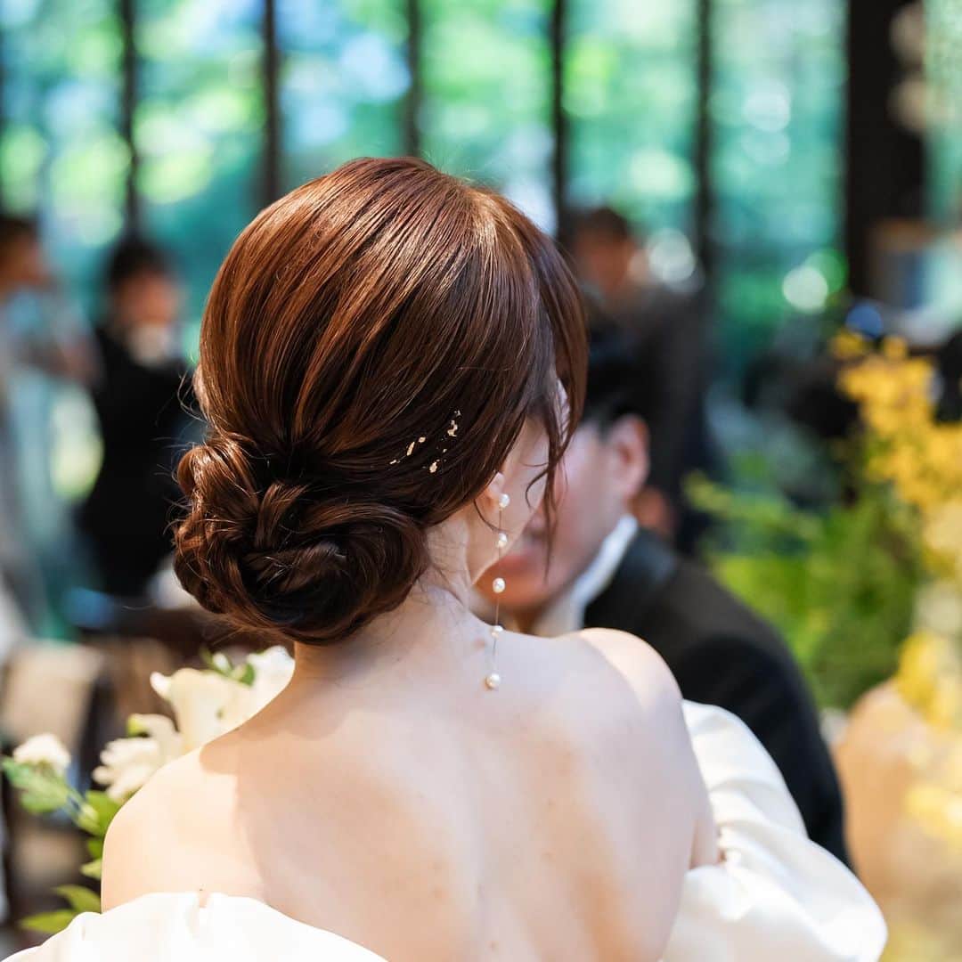 KIYOMIZU京都東山 公式さんのインスタグラム写真 - (KIYOMIZU京都東山 公式Instagram)「・ ＼ウェディングドレスにぴったりな花嫁ヘアをご紹介／  すっきりときれいに仕上げたシニョンヘアは 王道の髪型でありつつも人気のヘアスタイル*  後で見返せるように保存がおすすめ！  -———————  @kiyomizu_kyoto_higashiyama をフォローし 【#kiyomizu京都東山】で検索してくださいね❖  #スタイルズ花嫁 #KIYOMIZU京都東山 #KIYOMIZU花嫁 #ブライダルハウスtutu#シェアーズヘアメイク #京都花嫁 #京都結婚式 #京都婚 #和婚 #京都結婚式場  #卒花嫁 #プレ花嫁  #結婚式レポ #花嫁コーディネート #花嫁コーデ #おしゃれ花嫁 #花嫁ヘアスタイル #ヘアスタイル #まとめ髪 #ヘアアレンジ #シニョン」11月1日 18時06分 - kiyomizu_kyoto_higashiyama