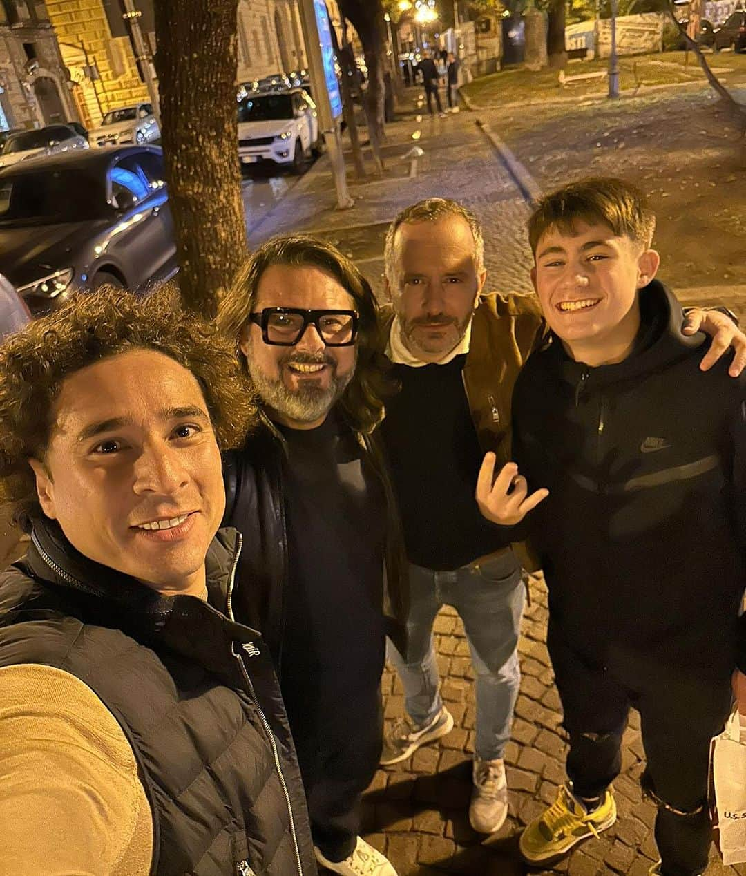 ギジェルモ・オチョアさんのインスタグラム写真 - (ギジェルモ・オチョアInstagram)「This evening was a beautiful evening. First of all because our goalkeeper won 4 to 0 against Sampdoria, and then because we spent a wonderful evening in the company of our friend @jorgeberlanga10 and my son @oscar_cordella_ .  Lots of news coming soon, the new Memo wines are almost ready, the white and rosé are almost ready to be bottled.  So friends, stay tuned 💪🏻⚽️🍷 . @thewineofthechampionsworld  . @thewineofthechampionsworld  . @ristorantehydra  . . . . #wine #friends #football #memoochoa #fabiocordella #primitivo #cabernet #salento #salerno #salernitana #mexico #miami #losangeles #mexicocity #ciudaddemexico #usa #italy #business」11月1日 18時08分 - yosoy8a