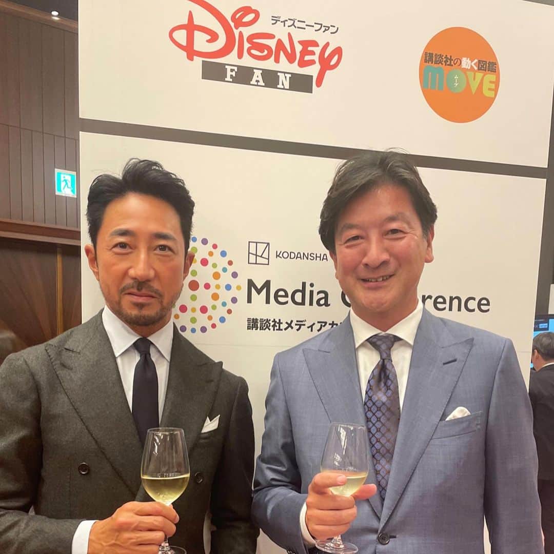 のインスタグラム：「講談社メディアカンファレンス2023に、1000人を越える沢山の方々に来ていただきましてありがとうございました。この場をお借りしてお礼申し上げます。  僕の隣に素敵なスーツ姿で写っているのは講談社の野間社長です。講談社の来年のテーマは「チャレンジ！」「挑戦！」です。  『FORZA STYLE』も、まもなく10年目を迎えます。広告効果を出すことはもちろんですが、読者やクライアントの皆様に喜んでいただくために「おもしろくて、ためになる」をモットーに、さらにパワーアップした内容とさまざまなチャレンジをしていきたいと思っております。  クライアントの皆様、読者の皆様、取引先の皆様、今後とも何卒宜しくお願い申し上げます。  @kodansha_jp  #講談社 @forzastylecom  #forzastyle @yoshimasa_hoshiba  #yoshimasahoshiba  #干場義雅 @minimalwardrobe_official」