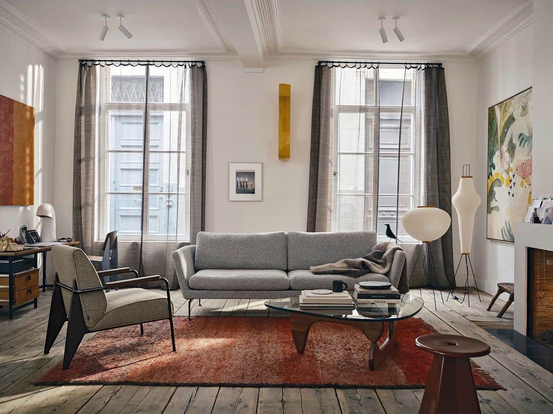 Vitra Japanのインスタグラム：「Home Stories for Winter 2023/2024 本日、11月1日よりスタート!   ヴィトラの冬のキャンペーンHome Stories for Winter 2023/2024が本日より始まります。寒くなるにつれ自宅で過ごす時間が増える季節、リビングルームで心地よく過ごせるソファとラウンジチェアのファブリックをアップグレードできる企画をご用意しました。期間中、対象となるソファとラウンジチェアは、どのファブリックを選んでも一番下のランクの価格でご購入いただけます。(レザーは対象外)   Home Stories for Winter 2023/2024 期間：2023年11月1日(水) – 2024年1月31日(水) 対象製品：スイタソファ / マリポサソファ / ソフトモジュラーソファ / レポ及びグランレポ / グランリラックス / ハルラウンジ チェア / フォトュイユドサロン 実施店舗：THE CONRAN SHOP新宿本店 / 丸の内店 / Living Motif / Sempre Home / Club 8 /  Vanilla Utsunomiya / Yamatoya / ARIA Kyoto /  Slap Moblerそごう広島店 / H.L.D. / Real Style Home金沢店 / Metrocs Sapporo / CLASSICA / CONNECT / Happy Time Direction / Rooming Plus / VENUS / FINCH&HOME / L'IDEAL Style / Timber Yard / FELICE HIMEJI / Artek Tokyo Store   #Vitra #VitraJapan #HomeStories #ヴィトラ #ヴィトラジャパン #ホームストーリーズ #リビング #模様替え #暮らしを楽しむ #インテリア #モダンインテリア #インテリアデザイン #インテリアコーディネート」