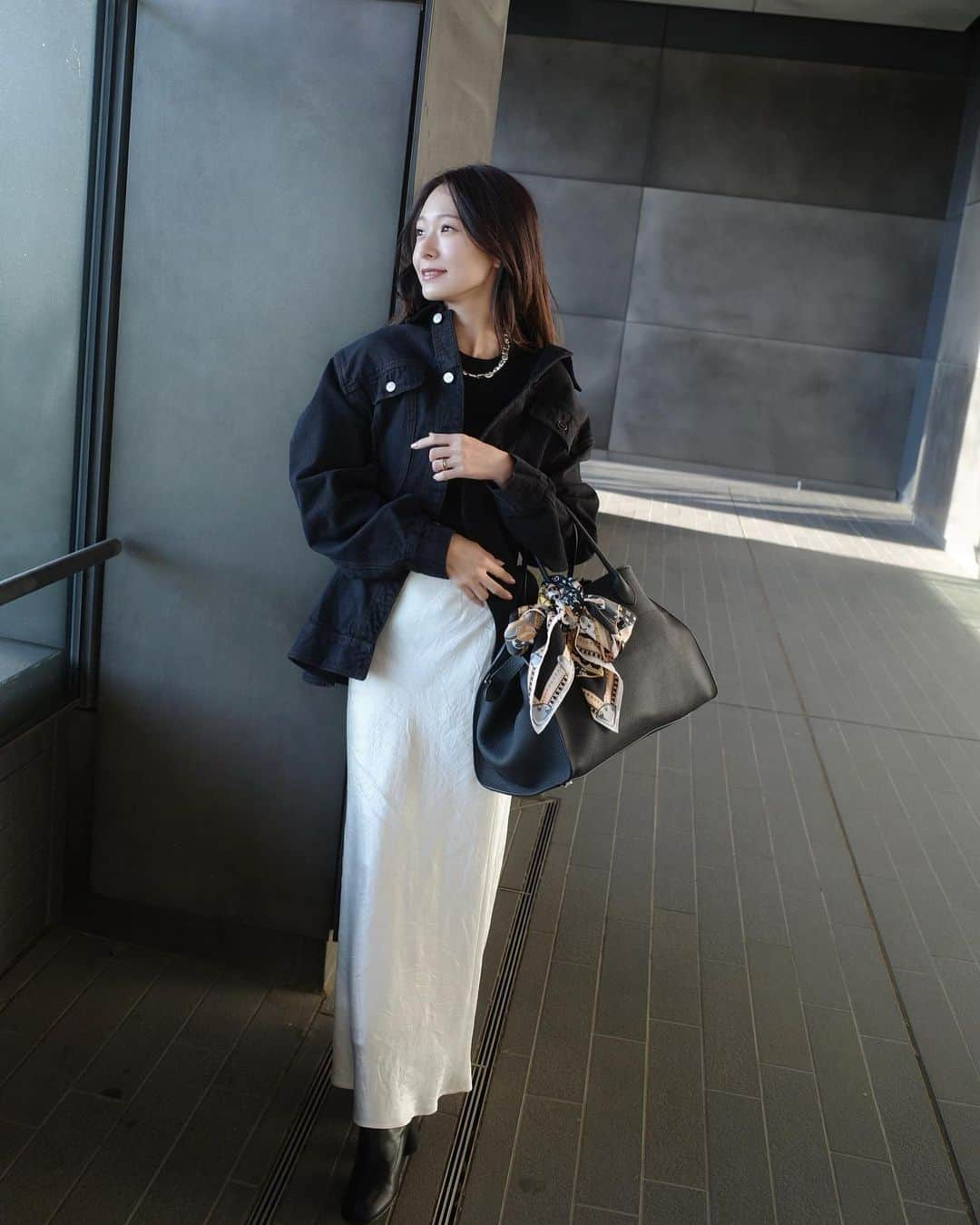 西川瑞希（みずきてぃ）のインスタグラム：「🖤🖤🤍  outer @jacquemus tops @vermeilpariena skirt @iena_jp  scarf @louisvuitton bag @therow  デニムジャケットのシルエットに一目惚れっ！後ろ姿もかわいすぎるデザイン//☺︎☺︎☺︎  #autumnweather #coordinate #louisvuitton #therow #jacquemus #mizukicode_ #秋コーデ #秋冬コーデ #大人カジュアル #シンプルコーデ #デニムジャケット #タイトスカート」