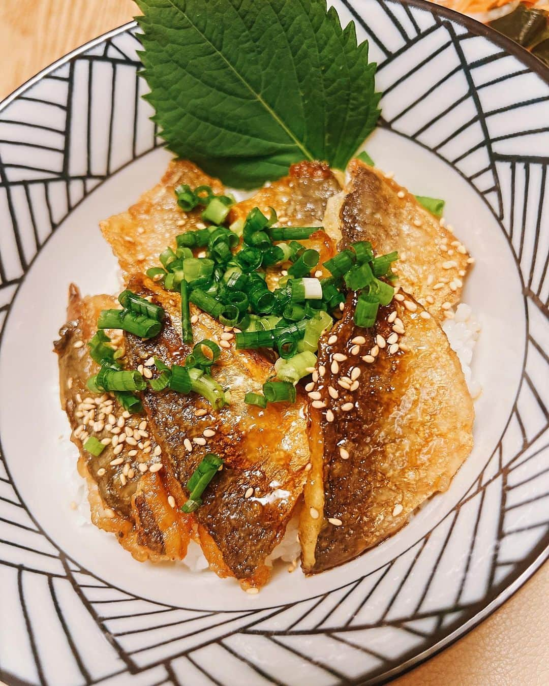 川谷修士のインスタグラム：「★★パパ作る晩ご飯でっせ〜  今回のmainは あじ竜田で薄焼き丼御膳 sideは 野菜と海藻の和え物  味変に 済まし汁と山形のだしも ありまんねん。 山形のだし大好きでおま。 牛丼にもあいますでおま。  美味しくいただきました。 ご馳走様でした🙏  #2丁拳銃 #2丁拳銃修士 #30周年 #百式」