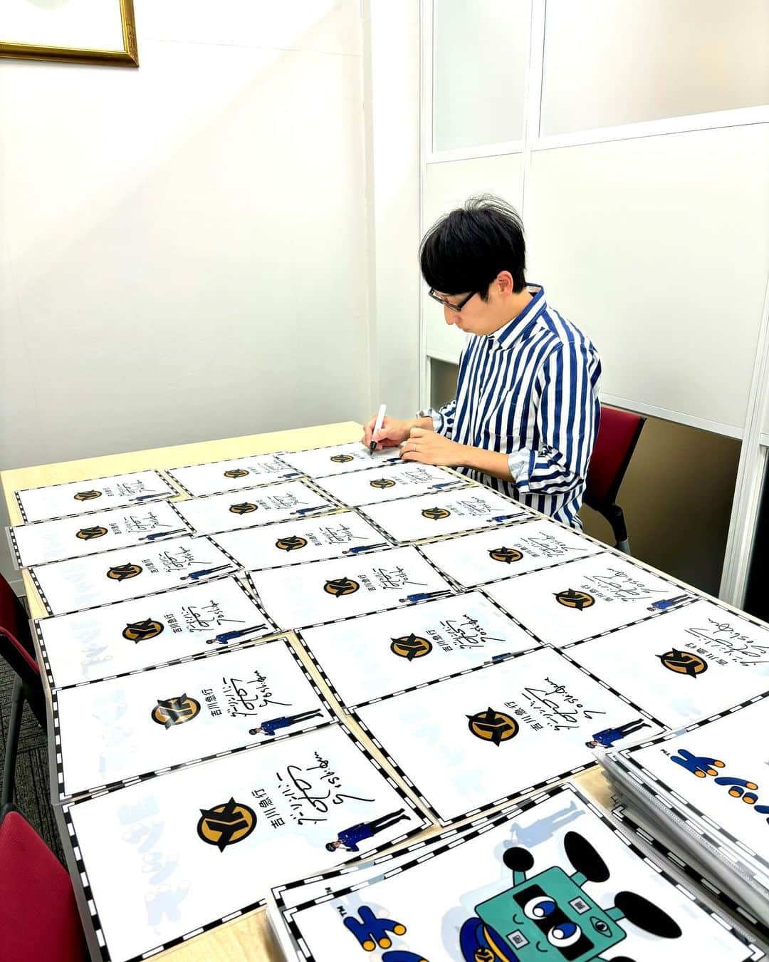 吉川正洋のインスタグラム：「サイン、ヨシ！！  新発売ヨシッチのクリアファイルにサインを書きました。11/3.4に行われる『ちばトレインフェスティバル』の妄想鉄道ブースで販売しますので、イベントのおみやげにぜひどうぞ！！  #ちばトレインフェスティバル #吉川急行 #ヨシッチ #妄想鉄道」
