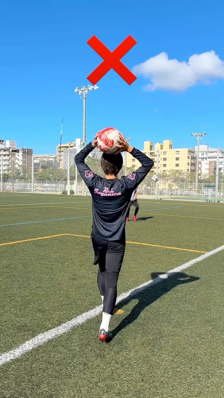 タクヤのインスタグラム：「Tips for making THOROW-IN go farther💡⚽️ ⁡ スローインを遠くに飛ばすコツ💡 違いはわかった？😁 ⁡ @regate_takuya」