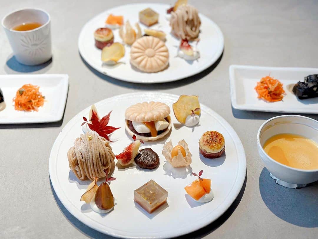 木南清香のインスタグラム：「11月🍁  今年もあと2ヶ月…😲！ 栗の季節も、そろそろ終わりかな。  @patisserie.asakoiwayanagi さんの アフターヌーンティー🫖✨  テーブルウェアもお料理も美しくて 美味しいお気に入りのカフェ♡  "みなみさやか"っていう名前のお茶があって 思わず、頼んじゃいました🫢  #🌰  #アサコイワヤナギ  #asakoiwayanagi」