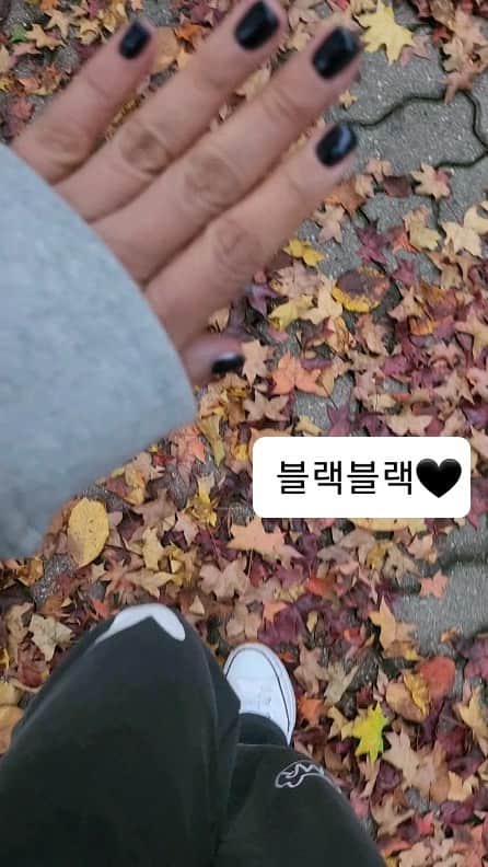 キム・ウォニのインスタグラム：「블랙이 땡기는 날🖤  단풍이 예뻐보인다 관광버스 타야할 나이...ㅋ」