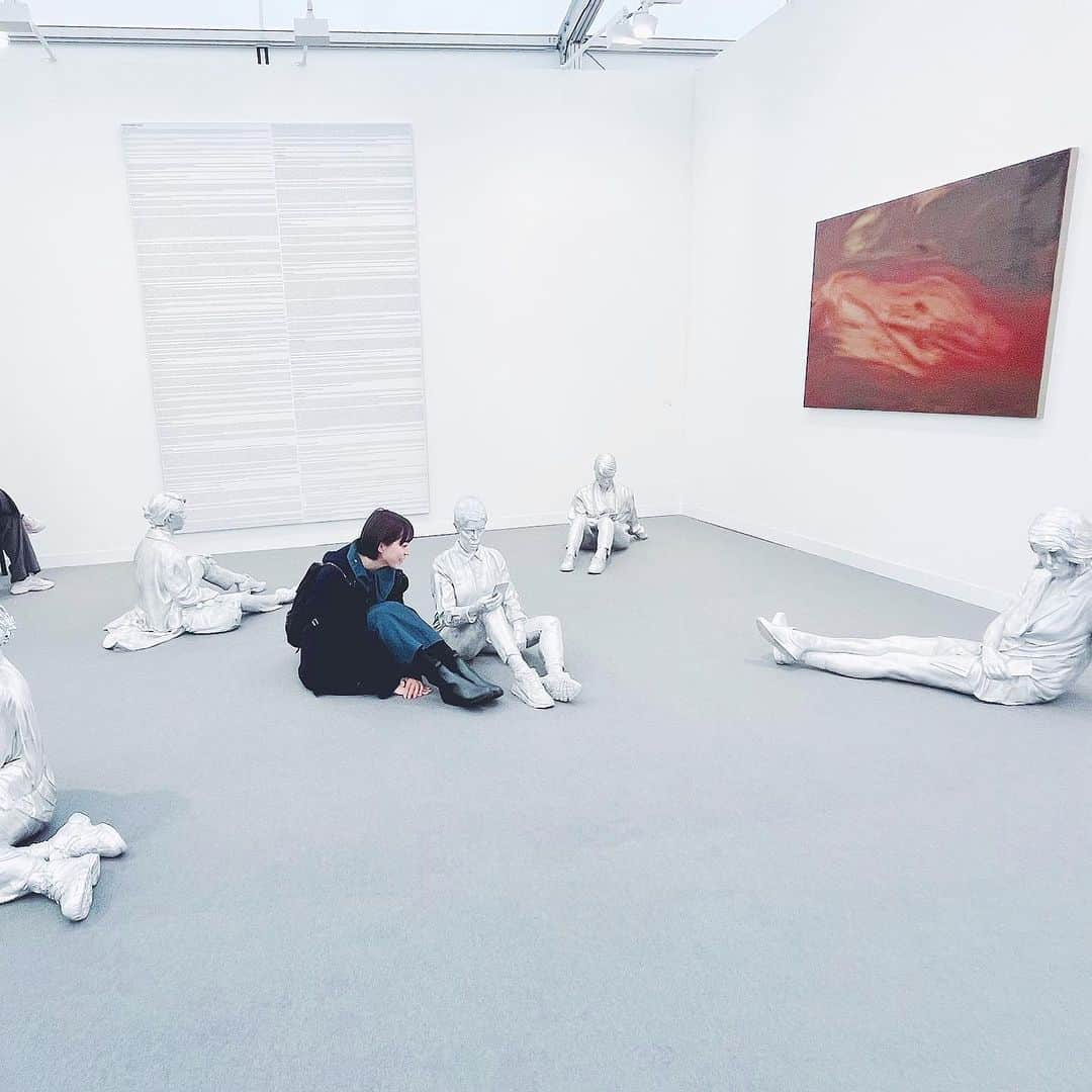 小池花瑠奈さんのインスタグラム写真 - (小池花瑠奈Instagram)「・ Art Basel Paris 2023🇫🇷  世界中の数百ものギャラリーが集結した展覧会・アートバーゼル、 会期は5日間でしたがパリ滞在中に観に行くことが出来ました☺︎ 何時間でも観て回れるほどの、見応えのある作品の数々…  ルーヴルで展示をされていた愛梨さんをお誘いして いつもお互いの展示会場でお会いしてたので初めてゆっくりお話できた気がします💨  目の前にエッフェル塔の見えるレストランも素敵🕊️  #artbasel」11月1日 18時20分 - natsu_matsumiya