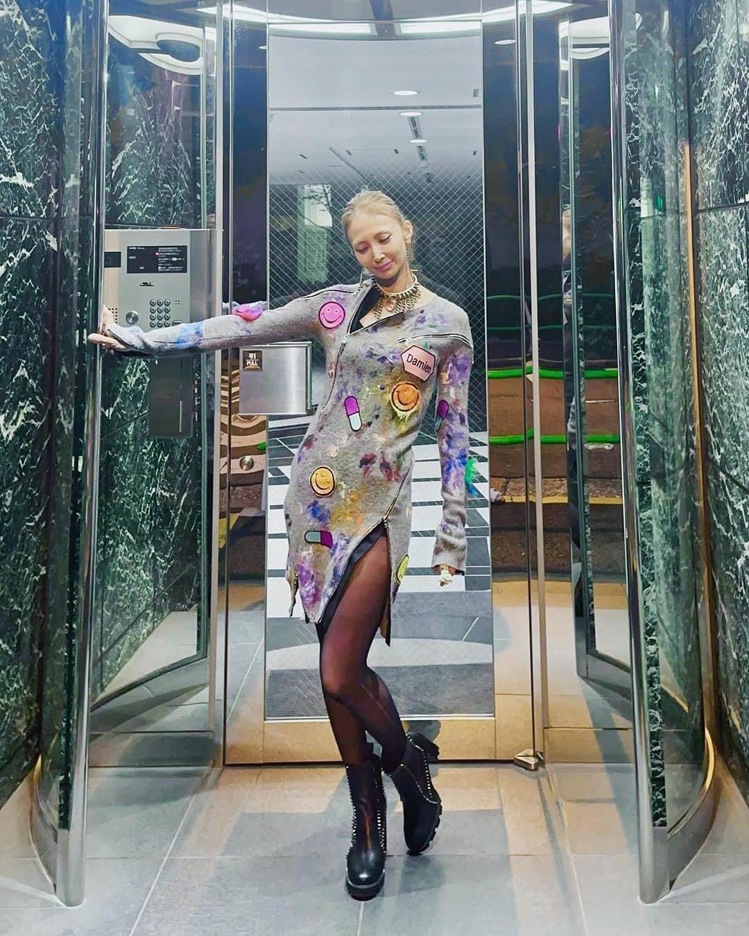 澤田友美のインスタグラム：「. @beverlyhillsrecycler 🔥🔥🔥 . . . @damienhirst    x @alovemovement  . . @roommate.la 🍄💛💚🩷」