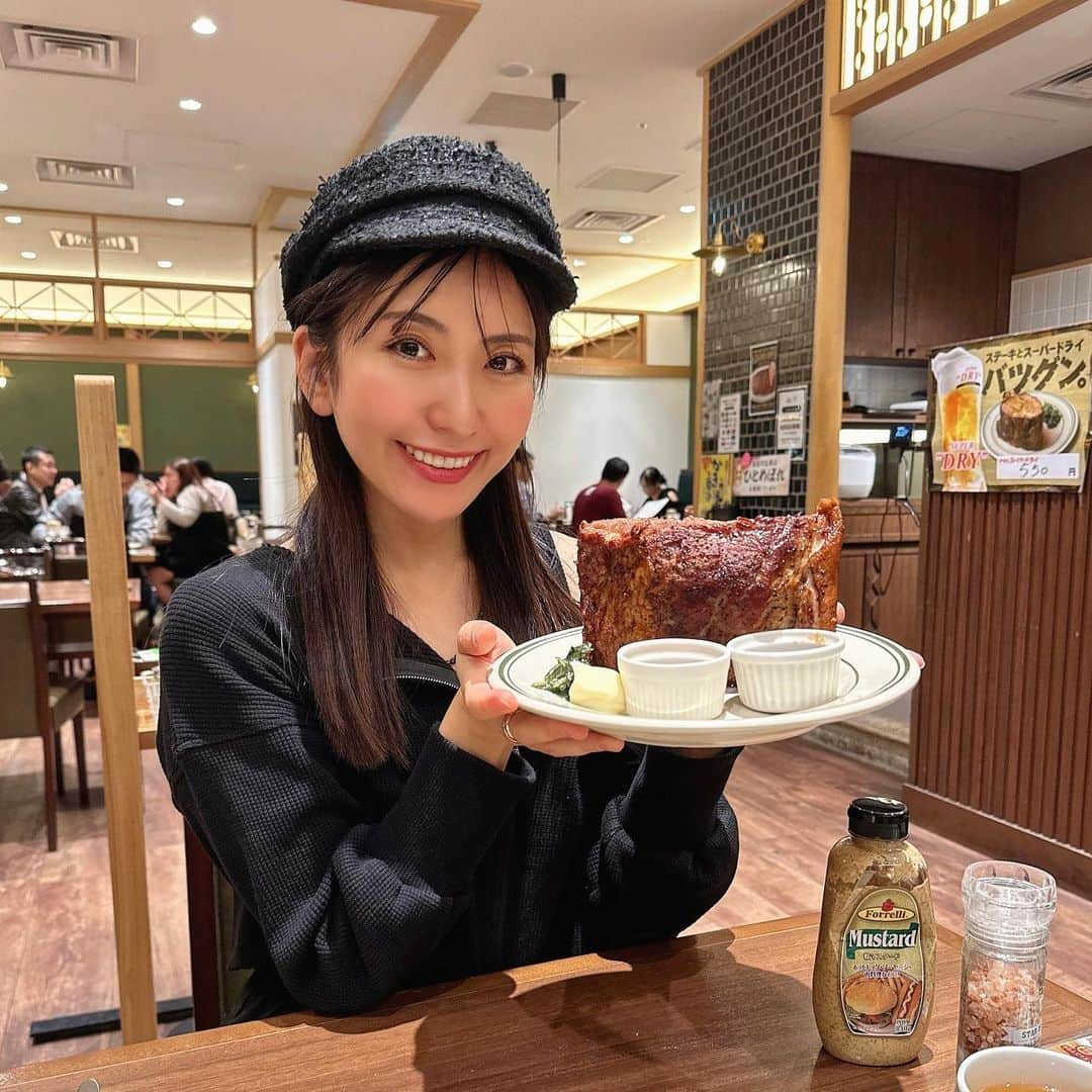 mimiのインスタグラム：「漫画にでてくる分厚いお肉を食べてみたいという小さい頃の密かな夢🍖 （みんなもあるよね？！） 叶いました♡🥹  テレビでも見た事のあるマロリーポークステーキ🤍 @malloryporkofficial   マッターホルン（700g）を頼みました✨🍖 もちろん旦那とシェアで！！笑  迫力のあるポークステーキの登場にテンションあがる🥹✨  牡蠣醤油、わさび、柚子胡椒、塩、胡椒、マスタードがテーブルにセットされているので味変しながら楽しめます♡ 私はマスタードが1番好みでした😋  だかしかし2人でシェアでも700gは多い！🤣 旦那が500g以上たいらげてくれていつも以上に尊敬しました🤣🙌✨  シェアして食べるとめちゃくちゃコスパの良いポークステーキ😳🤍 みなさんも挑戦してみてください😆🍖  人気店なので予約がおすすめ✨ ・ #PR #マロリーポークステーキ大手町 #東京ステーキ #大手町ランチ #大手町ディナー  #ポークステーキ #漫画のお肉 #肉の塊 #大食い #ポークステーキ700g  #マッタンホルン #にくすたぐらむ #肉好き女子 #グルメ部 #mimiディナー🐹 #大手町グルメ」