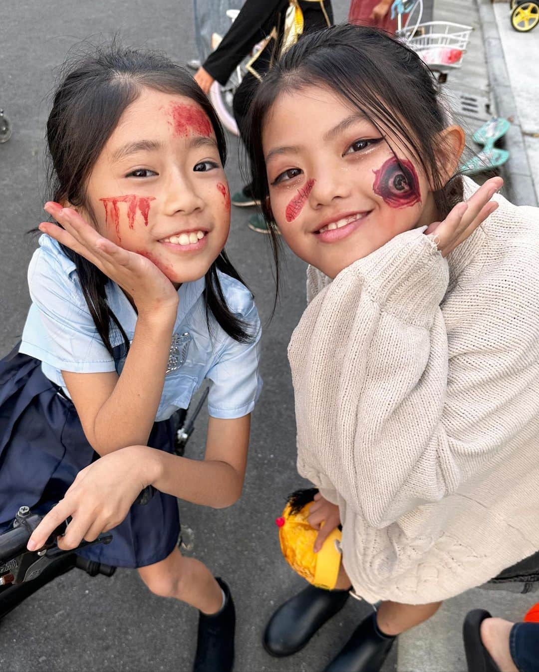 国枝洋子さんのインスタグラム写真 - (国枝洋子Instagram)「今年のHalloweenもご近所で集まって 昼からBBQ🍖 子供達はみんな仮装してお菓子たんまり貰って大満足❤️ 親達もBBQだけでは終わらずそのまま二次会🍺 ご近所のお家にお邪魔してパーティーは深夜まで…🌙 子供達よりも元気な大人達でした🥹❤️  家から徒歩30秒圏内に こんな気が合う友達がたくさんできて幸せだわ🤣🫶  次はクリスマスだね〜🎄💕」11月1日 18時24分 - kunieda_yoko