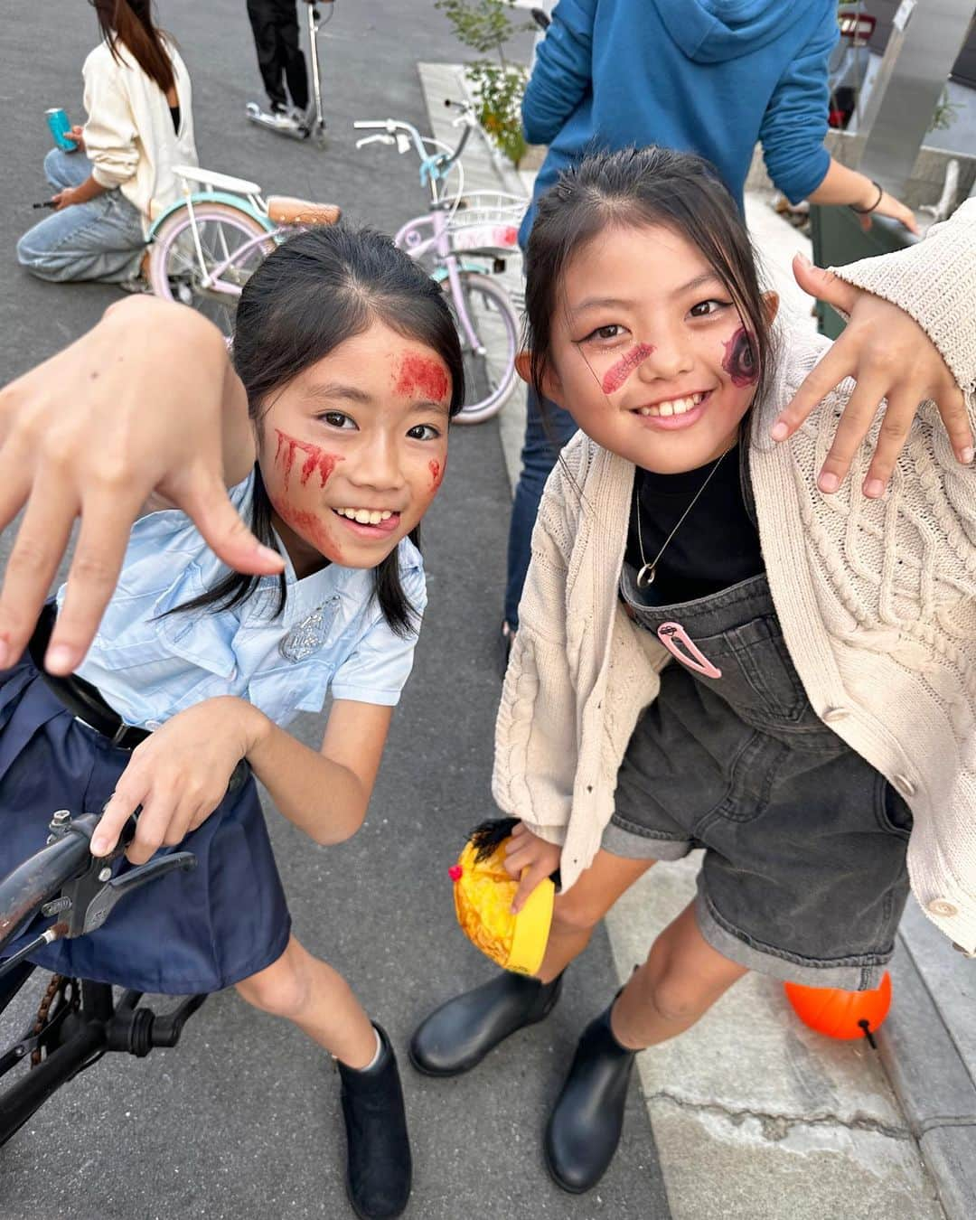 国枝洋子さんのインスタグラム写真 - (国枝洋子Instagram)「今年のHalloweenもご近所で集まって 昼からBBQ🍖 子供達はみんな仮装してお菓子たんまり貰って大満足❤️ 親達もBBQだけでは終わらずそのまま二次会🍺 ご近所のお家にお邪魔してパーティーは深夜まで…🌙 子供達よりも元気な大人達でした🥹❤️  家から徒歩30秒圏内に こんな気が合う友達がたくさんできて幸せだわ🤣🫶  次はクリスマスだね〜🎄💕」11月1日 18時24分 - kunieda_yoko