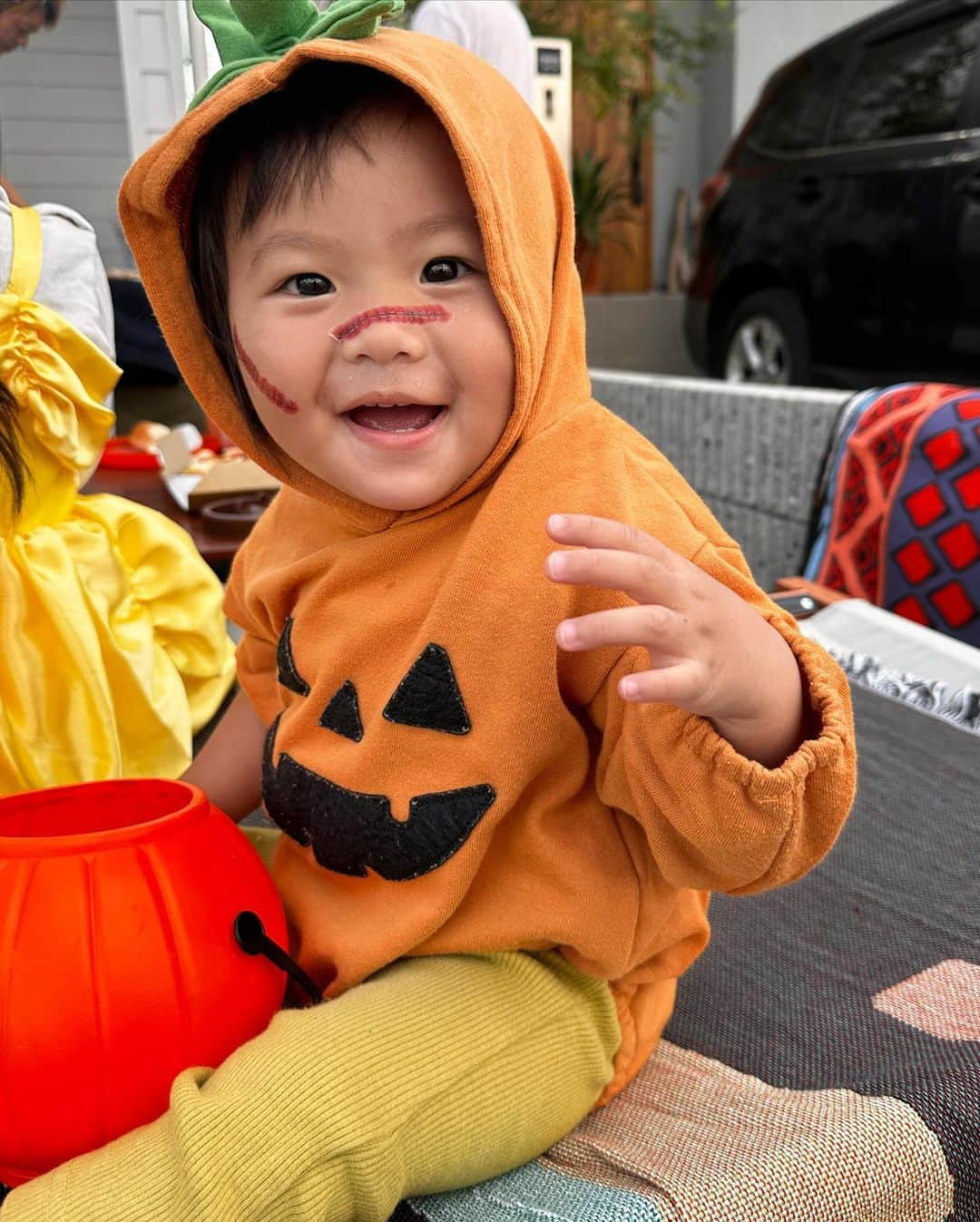 国枝洋子のインスタグラム：「今年のHalloweenもご近所で集まって 昼からBBQ🍖 子供達はみんな仮装してお菓子たんまり貰って大満足❤️ 親達もBBQだけでは終わらずそのまま二次会🍺 ご近所のお家にお邪魔してパーティーは深夜まで…🌙 子供達よりも元気な大人達でした🥹❤️  家から徒歩30秒圏内に こんな気が合う友達がたくさんできて幸せだわ🤣🫶  次はクリスマスだね〜🎄💕」