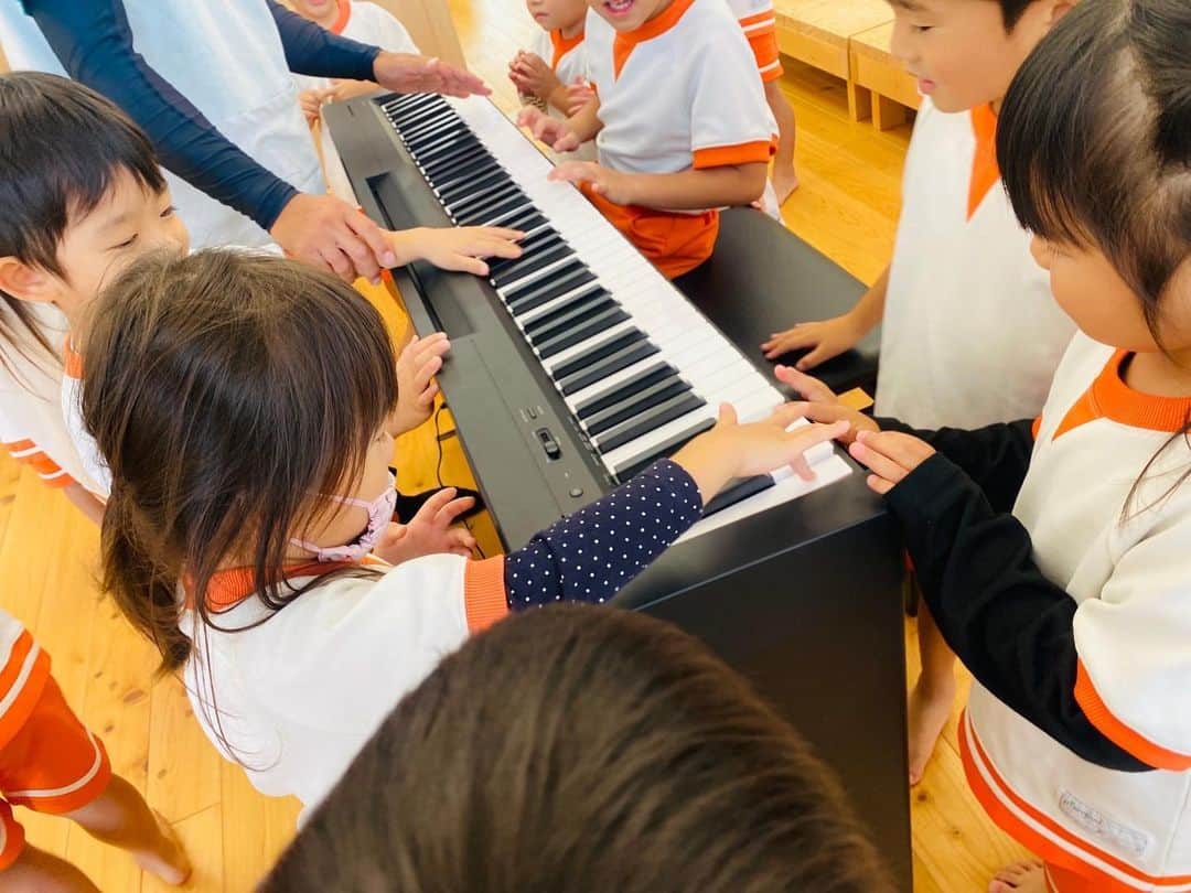 立石純子さんのインスタグラム写真 - (立石純子Instagram)「💎ご報告💎 　 2023年7月1日。　 10th Anniversary Live&Festivalに向けて設置させていただいたカラーチャリティーBOX。　 先日、子供たちへ楽器を！の目標の中進めたイエローチャリティーで購入させていただいた鍵盤の寄贈に秦野市内にあるアカデミーアイ保育園さんに行ってまいりました☺️🟡　 　 いつも歌いに行かせていただいてるアイ保育園さん。　 みんなの反応が気になって仕方なかったのですが…　 そわそわする心も束の間、一瞬で写真のような状態に😊笑　 この瞬間、本当に嬉しかったなぁ。 先生方もとても喜んでくださり、目をキラッキラにして鍵盤に指をのせてくれるみんなと少しの間音を楽しんできました☺️🎹　 　 より身近に音色が溢れることでみんなの心が動く瞬間が多く訪れるといいな。　 そして、こんな奇跡を叶えてくださったイエローチャリティーにご協力くださった皆様に改めて心より感謝申し上げます。 みなさんと一緒に叶えられた夢がまた一つ☺️  次回行く時にはボディーにすでにいい味が出始めているんじゃないかな？と思いますが、笑😆　 長く愛されるピアノになりますように☺️ 　 鍵盤の購入は、わたしが通っていたピアノ教室、秦野にあるクインヤマハ音楽教室さんにお願いさせていただきました。当日納品まで見届けて下さり…！本当にありがとうございました🤲 　 追伸：只今ピアノに後日お付けする寄贈プレートを鋭意製作中…！また完成したらお写真UPします⋆✴︎⋆.*･　 　 お写真掲載の許可をいただいております🙇‍♀️✨　 #7月1日 #立石純子 #チャリティー #カラーチャリティー #live #festival #ライブ #music #音楽 #はだのブランドアンバサダー  #名水 #water  #nature #森林 #forest #kids #楽器 #music #音楽 #ピアノ #保育園 #piano #photography #portraitphotography #instagood #感謝 #寄贈 #保育園 #kids」11月1日 18時24分 - junkokokotateishi
