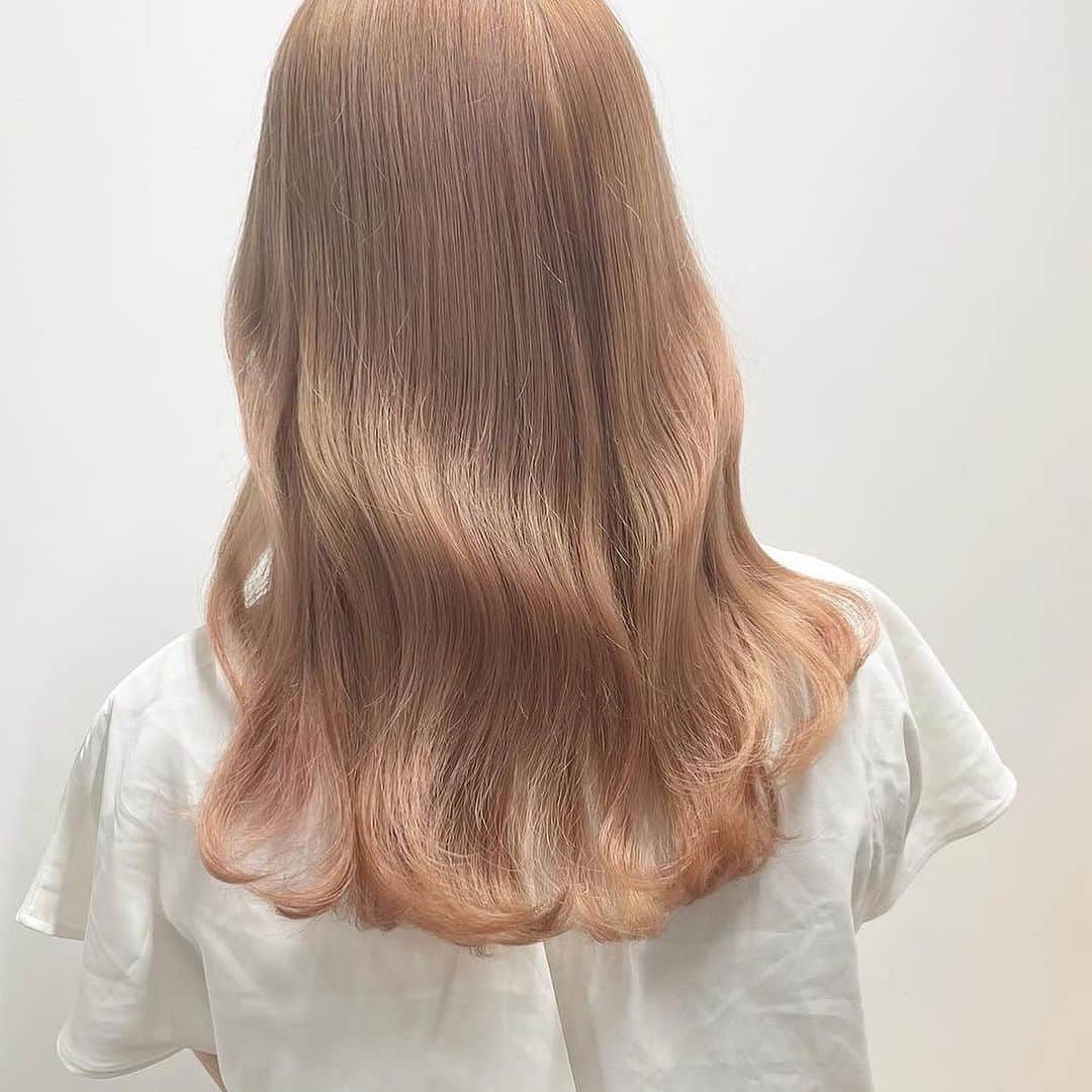 阪下裕紀のインスタグラム：「⁡ 🎨カラーが不安な方必見🎨 自分史上最高のヘアスタイルとサラツヤヘア😍 ⁡ 是非お気に入りなスタイルはいいね👍保存お願い致します♪良ければフォローもお願い致します😍 ⁡ 最高の髪質改善トリートメント出来ました\(//∇//)\ 顧客のお客様から新規のお客様まで初回は¥10000-+taxとなっております◎ 是非体感してください\(//∇//)\ ⁡ ⁡ いいなぁと思ったらいいね押してくれると喜びます😆⭕️ ⁡ 髪の状態や似合わせであなたに似合う髪型、カラーをご提案させていただきます。 ⁡ 🉐新規クーポン🉐 ケアブリーチ+3stepトリートメント ¥10000-+tax ケアカラー＋髪質改善　　　　　　　¥12000-+tax カット＋ダブルカラー+トリートメント　¥14800-+tax カット＋ケアカラー＋髪質改善　¥14800-+tax 髪質改善　　　　　　　　　　　¥10000-+tax ⁡ ⁡ 🐥良くある質問🐥 Q.カラーのもちは？ A.髪のダメージ度合いや仕上がりの色、明るさによって異なる為カウンセリングにて説明させて頂きます Q.オリジナルダメージレスブリーチとはなんですか？ A.トリートメントとブリーチを配合➕前処理トリートメント、アフタートリートメント髪のダメージレベルを見極めて調合します。 Q.どんな髪質でも大丈夫ですか？ すでに過度のダメージがあったり、黒染め履歴がある場合は希望のカラーにするためのプロセスが異なる場合があります。 その場合でも最善の提案をさせていただきます。 Q.髪質改善はどんな髪でも出来ますか？ ブリーチしてる方からしてない方まで幅広く対応できます！ 軟毛〜普通毛　一回で感動レベル🥺 硬毛、癖毛　1〜2回で完璧に仕上げます！ Q.髪質改善のもちは？ 1ヶ月以上です✨ もちろん繰り返すほど定着しやすくなりもっとモチも良くなります^ ^ ⁡ 👑カラースペシャリスト👑 ✂️ダメージ90%OFFのブリーチができる ✂️豊富な経験で失敗しないカラーができる ✂️年間1000人以上担当している実績 ⁡ 🔱カラーの失敗が心配な人でも大丈夫🔱 カラーなら僕にお任せください💗 今までのブリーチに比べて圧倒的にダメージレス、ツヤツヤカラーを楽しめます。 豊富な経験によるカラー知識であなたの なりたいカラー叶えます✨ ⁡ ✂️痛みたくない ✂️可愛いカラーになりたい ✂️デザインカラーを楽しみたい ✂️手触り良くしたい ✂️透明感が欲しい ✂️赤みオレンジ味を無くしたい カラーが不安な方は一度カラー美容師阪下までご相談ください😆 ⁡ 👑丁寧なマンツーマン接客👑 お客様を1人1人幸せにしたいという想いから 1人1人マンツーマンで接客させていただいてます😄一緒にステキな髪型作りましょう ⁡ 丁寧な接客と技術でお客様に少しでも素敵な 時間を過ごして頂けると嬉しいです。 ⁡ このインスタをみて好感を持ってもらい僕に髪の毛を任せてもらえるようでしたらお客様に喜んで頂けるよう全力で綺麗にさせていただきます✨ ⁡ ご予約ご相談は 🕴トップのURLまたはDM 担当:阪下裕紀 ⁡ 住所 東京都渋谷区神宮前4-26-2守谷ビル2F アクセス ⁡ 千代田線 明治神宮前駅 徒歩5分 副都心線 明治神宮前駅 徒歩5分 JR原宿駅　徒歩7分 東京メトロ　表参道駅　徒歩7分 ⁡ ⁡」