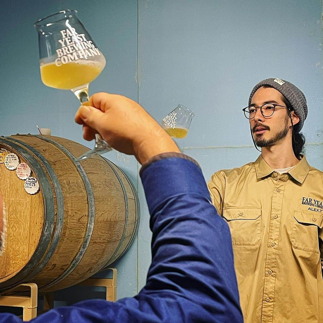 FAR YEAST BREWINGのインスタグラム：「＜小菅村にお越しいただきありがとうございました！①＞  10月21日（土）、Far Yeast Brewing初の“サステナブルツアー”、  ＼🍻ブルワリー見学＆ジビエペアリングツアー🦌／  にお越しいただいたみなさまありがとうございました！  せっかくこんな山奥までお越しいただくので、、、と、  第1部は醸造所ツアー＆テイスティングレクチャー、 第2部はFar Yeast のビールとジビエのペアリングを堪能するランチ、 そして最後には大自然の散策と温泉を楽しんでいただく、  という丸1日もりだくさんな企画😍  第1部は、原料であるモルトやホップに触れていただいたり、普段スタッフしか入れない醸造エリアの見学、そしてそしてなんといっても100樽を超える圧巻のバレルルームでのテイスティング。 ブルワーも事前にどうやったらみなさまに楽しんでいただけるのか、、、を工夫しながらのツアーとなりました。  今回参加のみなさまはグルメな方が多く、普段クラフトビールはあまり嗜まない、という方もいらっしゃいましたが、グラスの選び方から、わたしたちがいつもおこなっているアロマ、フレーバー、マウスフィールといった複数の視点でクラフトビールをテイスティングしていただきました。 スタイルごとの味わいの違いや、バレルエイジの意外性、、、などなど、「美味しいor美味しくない」の二極でなはなく、非常にたくさんの感想が飛び出てきて、みんなで思い思いの感じ方を共有し、とてもexcitingであっという間に午前中が終わりました。  みなさん、写真にも快く応じてくださりありがとうございました📸  今回テイスティングしていただいたのは、  ・東京ホワイト ・東京ブロンド ・東京IPA ・Off Trail LIGHTNING STRIKE ・Off Trail  Passing the Torch 　※せっかくなのでこっそりフライング先行開栓！  の5種類。  参加者のみなさんも、テイスティングでほろ酔い、テーブルごとにいい感じにアイスブレイクもできて、一行はバスでジビエを求めて丹波山村へ、、、  🍻続!!🍻  #faryeastbrewing #faryeast #craftbeer #japanesecraftbeer #yamanashi  #kosuge #小菅村 #丹波山村 #tabacafe #tabagibier #山梨 #源流醸造所 #foodpairing #フードペアリング #サステナブルツーリズム #醸造所ツアー #terroir」