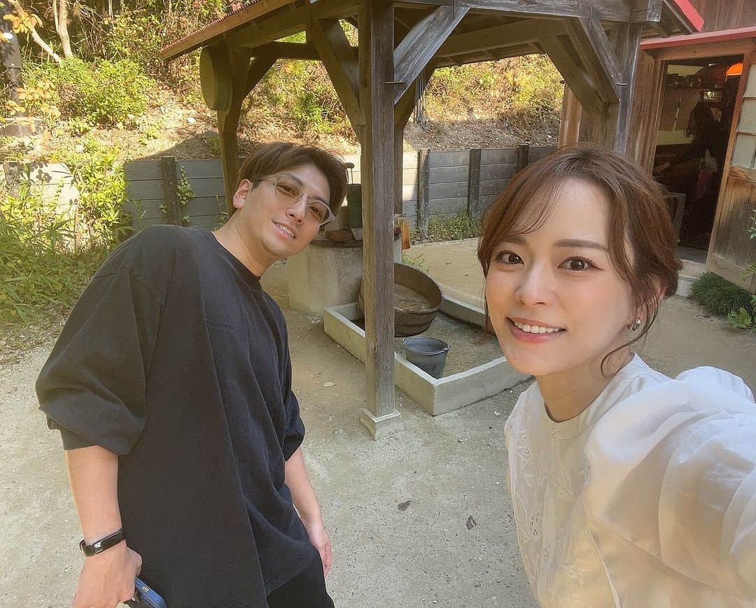関根理紗のインスタグラム：「先日、はじめてのジブリパークへ。  赤子の頃からジブリを見て育ったので、名シーンを再現するも ジョージさん忘れてるらしくささりませんでした笑🌱  さつきとめいのお家に行ったんだが 写真のフォルダ見返すと、  どうみても、古民家に内見に来た怖い系のお兄さん になってて笑いました  帰りはお土産たくさん買いました🙆‍♀️  みんなもこの石見つけたら もう向こう側なんで 消えちゃわないように、 なんかそっちの世界の実とか食べてね🍒 んで、仕事見つけてね👍  #ジブリパーク　#古民家内見」