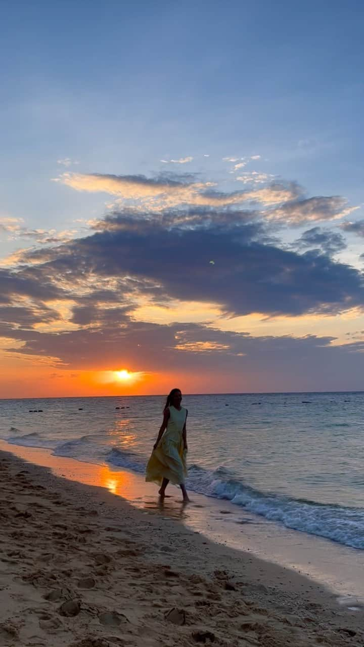 木下ココのインスタグラム：「beautiful sunset🏝️🛟☀️ ・ ・ ・ ・ #shooting #portrait #okinawa  #sunset #beach #resort  #nostalgic  #ビーチ #リゾート #沖縄 #石垣島  #旅行 #夕陽 #夕焼け #モデル #木下ココ」