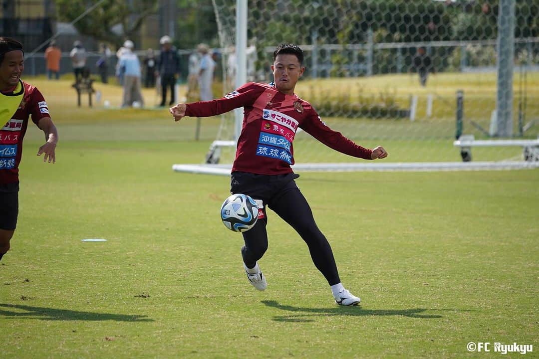 FC琉球さんのインスタグラム写真 - (FC琉球Instagram)「📷｜𝙋𝙃𝙊𝙏𝙊𝙂𝘼𝙇𝙇𝙀𝙍𝙔  11/1(水）TR🔥  【今週末はホームゲーム開催】  ◤◢◤ 𝙉𝙀𝙓𝙏 𝙃𝙊𝙈𝙀𝙂𝘼𝙈𝙀 ◢◤◢ 🏆Ｊ3 第34節 🗓️11/4（土）17:00 #FC琉球🆚#カターレ富山 🏟タピスタ  #FCRYUKYU  #沖縄  #okinawa  #琉球  #jleague #Jリーグ  #サッカー  #football  #soccer  #sfida  #ジンベーニョ  #沖縄とともに強くなる #ONEOKINAWA  #J30」11月1日 18時28分 - fcryukyu