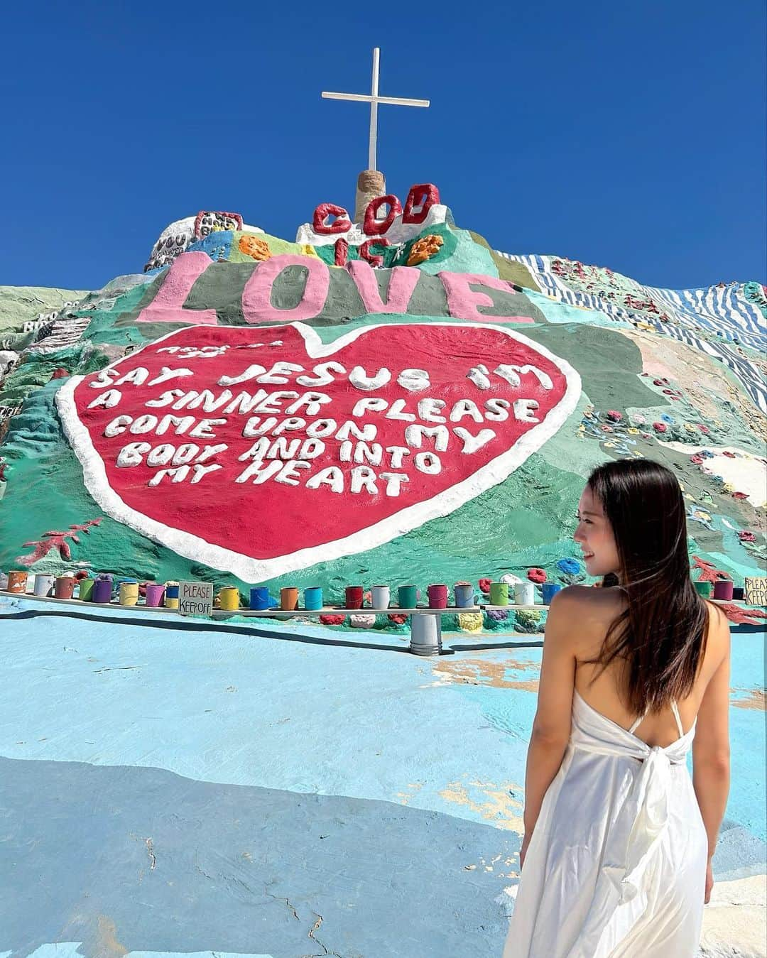 悠華さんのインスタグラム写真 - (悠華Instagram)「.  📍 SalvationMountain  暑すぎて死にそうだったSalvationMountain😅 このためだけにレンタカー借りて1日10時間運転頑張った😆  ほんとに暑さは砂漠だから行かれる方は気をつけてください🤗   #ゴルフ女子 #看護師 #福岡 #nurse #おすすめにのりたい #おすすめ #ゴルフ #ゴルフ大好き #golf #ゴルフ好きと繋がりたい #博多  #アメリカ  #世界遺産  #海外旅行  #ロサンゼルス #lasvegas  #旅行  #旅行コーデ  #旅行好きな人と繋がりたい  #trip  #travel  #travelnurse  #タビジョ  #タビジョと繋がりたい  #tabijyo  #ラスベガス  #la  #usa  #salvationmountain   #サルベーションマウンテン」11月1日 18時28分 - t_haaruukaa