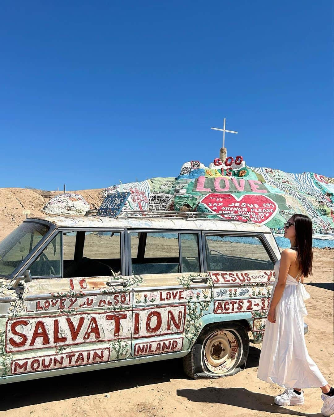 悠華さんのインスタグラム写真 - (悠華Instagram)「.  📍 SalvationMountain  暑すぎて死にそうだったSalvationMountain😅 このためだけにレンタカー借りて1日10時間運転頑張った😆  ほんとに暑さは砂漠だから行かれる方は気をつけてください🤗   #ゴルフ女子 #看護師 #福岡 #nurse #おすすめにのりたい #おすすめ #ゴルフ #ゴルフ大好き #golf #ゴルフ好きと繋がりたい #博多  #アメリカ  #世界遺産  #海外旅行  #ロサンゼルス #lasvegas  #旅行  #旅行コーデ  #旅行好きな人と繋がりたい  #trip  #travel  #travelnurse  #タビジョ  #タビジョと繋がりたい  #tabijyo  #ラスベガス  #la  #usa  #salvationmountain   #サルベーションマウンテン」11月1日 18時28分 - t_haaruukaa