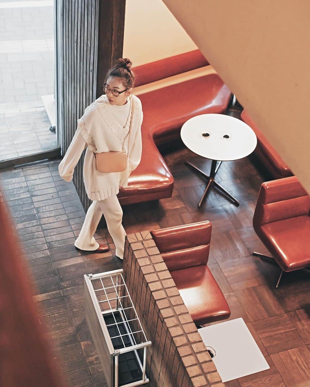 minaさんのインスタグラム写真 - (minaInstagram)「. 発売中のmina12月号『東京喫茶、名店を巡る』企画から、わざわざ行きたい名店喫茶を紹介します。   ------------------- ☕️珈琲ロン   クラシカルさが魅力のロンは1954年創業。 モダニズム建築で有名な建築家の高橋靗一氏が手がけた、趣のある喫茶店。 先代が今とは別の物件で店を始めたとき、芝生の庭があったことから店名が「Lawn＝芝生」に。 人々の憩いの場としてにぎわい、小説家の井上ひさし氏が常連だったことでも有名。   📍東京都新宿区四谷1-2 ロンビル1-2F 📞03-3341-1019 🕛11：00〜18：20／不定休 -------------------   #mina #minamagazine #ミーナ #fashion #週末女子 #週末男子 #千國めぐみ #喫茶ロン #四谷 #四ツ谷 #メンズライクコーデ #シンプルコーデ #カジュアルコーデ #ショップ巡り #ベーシックコーデ #喫茶 #喫茶店 #純喫茶 #東京喫茶 #スイーツ #スイーツ巡り #休日コーデ #おでかけコーデ #秋コーデ #每日穿搭 #穿搭日常 #데일리룩 #심플룩 #캐주얼룩」11月1日 18時29分 - mina.magazine