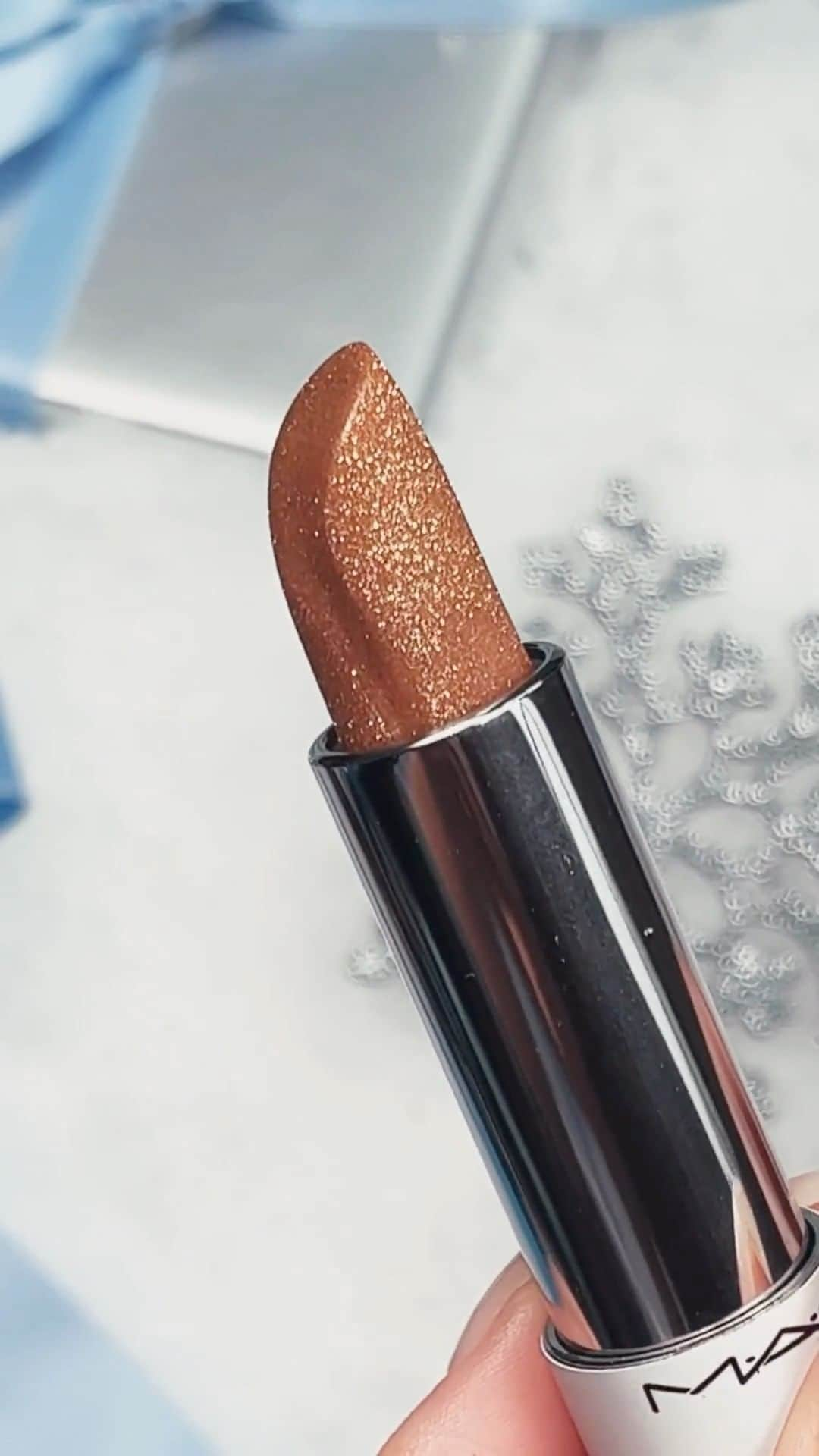 M•A•C Cosmetics Franceのインスタグラム：「🚨 NOUVEAU BAUME À LÈVRES FIZZY FEELS #MACHOLIDAY 🚨  Vous en avez rêvé ? Nous l’avons recréé rien que pour vous... 😇  Le Baume à Lèvres star de l'édition Holiday 2022 revient et  se décline en deux teintes exclusives : champagne-rosé et bleu-mauve.  Le tout, dans un écrin plus festif que jamais ! ❄️🏝️  💞 Disponible en quantité très limitée sur notre site (lien en bio) et dans nos boutiques.  #MacHoliday #MacBizarreBlizzardBash #MacLovesLips #Nouveauté」