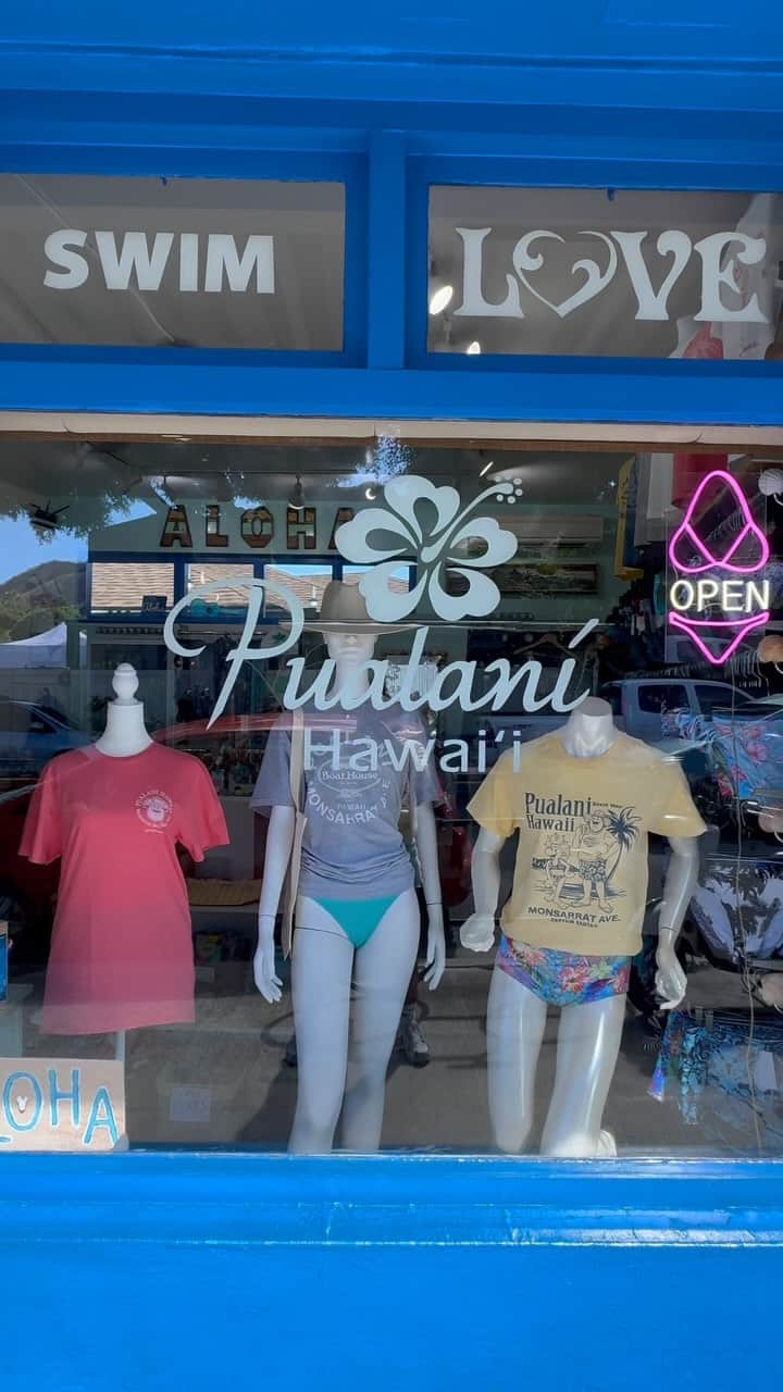 Pualani Hawaii Beachwearのインスタグラム：「【11/1 発売】プアラニ・ハワイ・ビーチウェア(モンサラット店）と日本の大手アパレルブランド「ボートハウス」「キャプテンサンタ」（どちらも株式会社ジョイマーク・デザイン）コラボレーションTシャツ🌺  とうとう発売です〜🥳  3種類あるTシャツデザインの詳細は、 @pualani_monsarrat の他の投稿でご紹介しています🥰  ■販売価格　42ドル ■サイズ　S・M・L・XL（男女兼用） ■販売店舗　プアラニ・ハワイ・ビーチウェア（モンサラット店） ■販売サイト　pualanibeachwear.com（日本への発送可能） ◾️日本までの送料はお買い上げ金額が300ドルまで一律35ドルとさせていただきます。 (Tシャツが一枚のみであれば20ドルでお送り可能ですが大変割高です。割高でも構わないから一枚だけの発送をご希望という方はご購入前にこちらまでご連絡ください。contact@pualanibeachwear.com)   ※12月8日(金)10:00〜13:00には、株式会社ジョイマーク・デザインの代表取締役、下⼭好誼さんが来店されるお披露目イベントも開催予定です。イベント詳細は随時プアラニモンサラット店公式Instagram・Facebookにてお知らせいたします。  #ハワイ限定 #hawaii #ハワイ #ハワイ旅行 #ハワイ土産 #ハワイ好きな人と繋がりたい #ハワイ購入品 #ハワイ好き #ハワイ暮らし #ハワイ情報 #ハワイお土産 #aloha #ハワイ旅 #ハワイ限定品 #ハワイショッピング#モンサラット#プアラニハワイ#ボートハウス#キャプテンサンタ#モンサラットアベニュー#プアラニハワイビーチウェア」