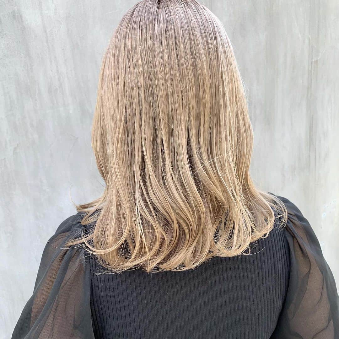 阪下裕紀のインスタグラム：「⁡ 🎨カラーが不安な方必見🎨 自分史上最高のヘアスタイルとサラツヤヘア😍 ⁡ 是非お気に入りなスタイルはいいね👍保存お願い致します♪良ければフォローもお願い致します😍 ⁡ 最高の髪質改善トリートメント出来ました\(//∇//)\ 顧客のお客様から新規のお客様まで初回は¥10000-+taxとなっております◎ 是非体感してください\(//∇//)\ ⁡ ⁡ いいなぁと思ったらいいね押してくれると喜びます😆⭕️ ⁡ 髪の状態や似合わせであなたに似合う髪型、カラーをご提案させていただきます。 ⁡ 🉐新規クーポン🉐 ケアブリーチ+3stepトリートメント ¥10000-+tax ケアカラー＋髪質改善　　　　　　　¥12000-+tax カット＋ダブルカラー+トリートメント　¥14800-+tax カット＋ケアカラー＋髪質改善　¥14800-+tax 髪質改善　　　　　　　　　　　¥10000-+tax ⁡ ⁡ 🐥良くある質問🐥 Q.カラーのもちは？ A.髪のダメージ度合いや仕上がりの色、明るさによって異なる為カウンセリングにて説明させて頂きます Q.オリジナルダメージレスブリーチとはなんですか？ A.トリートメントとブリーチを配合➕前処理トリートメント、アフタートリートメント髪のダメージレベルを見極めて調合します。 Q.どんな髪質でも大丈夫ですか？ すでに過度のダメージがあったり、黒染め履歴がある場合は希望のカラーにするためのプロセスが異なる場合があります。 その場合でも最善の提案をさせていただきます。 Q.髪質改善はどんな髪でも出来ますか？ ブリーチしてる方からしてない方まで幅広く対応できます！ 軟毛〜普通毛　一回で感動レベル🥺 硬毛、癖毛　1〜2回で完璧に仕上げます！ Q.髪質改善のもちは？ 1ヶ月以上です✨ もちろん繰り返すほど定着しやすくなりもっとモチも良くなります^ ^ ⁡ 👑カラースペシャリスト👑 ✂️ダメージ90%OFFのブリーチができる ✂️豊富な経験で失敗しないカラーができる ✂️年間1000人以上担当している実績 ⁡ 🔱カラーの失敗が心配な人でも大丈夫🔱 カラーなら僕にお任せください💗 今までのブリーチに比べて圧倒的にダメージレス、ツヤツヤカラーを楽しめます。 豊富な経験によるカラー知識であなたの なりたいカラー叶えます✨ ⁡ ✂️痛みたくない ✂️可愛いカラーになりたい ✂️デザインカラーを楽しみたい ✂️手触り良くしたい ✂️透明感が欲しい ✂️赤みオレンジ味を無くしたい カラーが不安な方は一度カラー美容師阪下までご相談ください😆 ⁡ 👑丁寧なマンツーマン接客👑 お客様を1人1人幸せにしたいという想いから 1人1人マンツーマンで接客させていただいてます😄一緒にステキな髪型作りましょう ⁡ 丁寧な接客と技術でお客様に少しでも素敵な 時間を過ごして頂けると嬉しいです。 ⁡ このインスタをみて好感を持ってもらい僕に髪の毛を任せてもらえるようでしたらお客様に喜んで頂けるよう全力で綺麗にさせていただきます✨ ⁡ ご予約ご相談は 🕴トップのURLまたはDM 担当:阪下裕紀 ⁡ 住所 東京都渋谷区神宮前4-26-2守谷ビル2F アクセス ⁡ 千代田線 明治神宮前駅 徒歩5分 副都心線 明治神宮前駅 徒歩5分 JR原宿駅　徒歩7分 東京メトロ　表参道駅　徒歩7分 ⁡ ⁡」