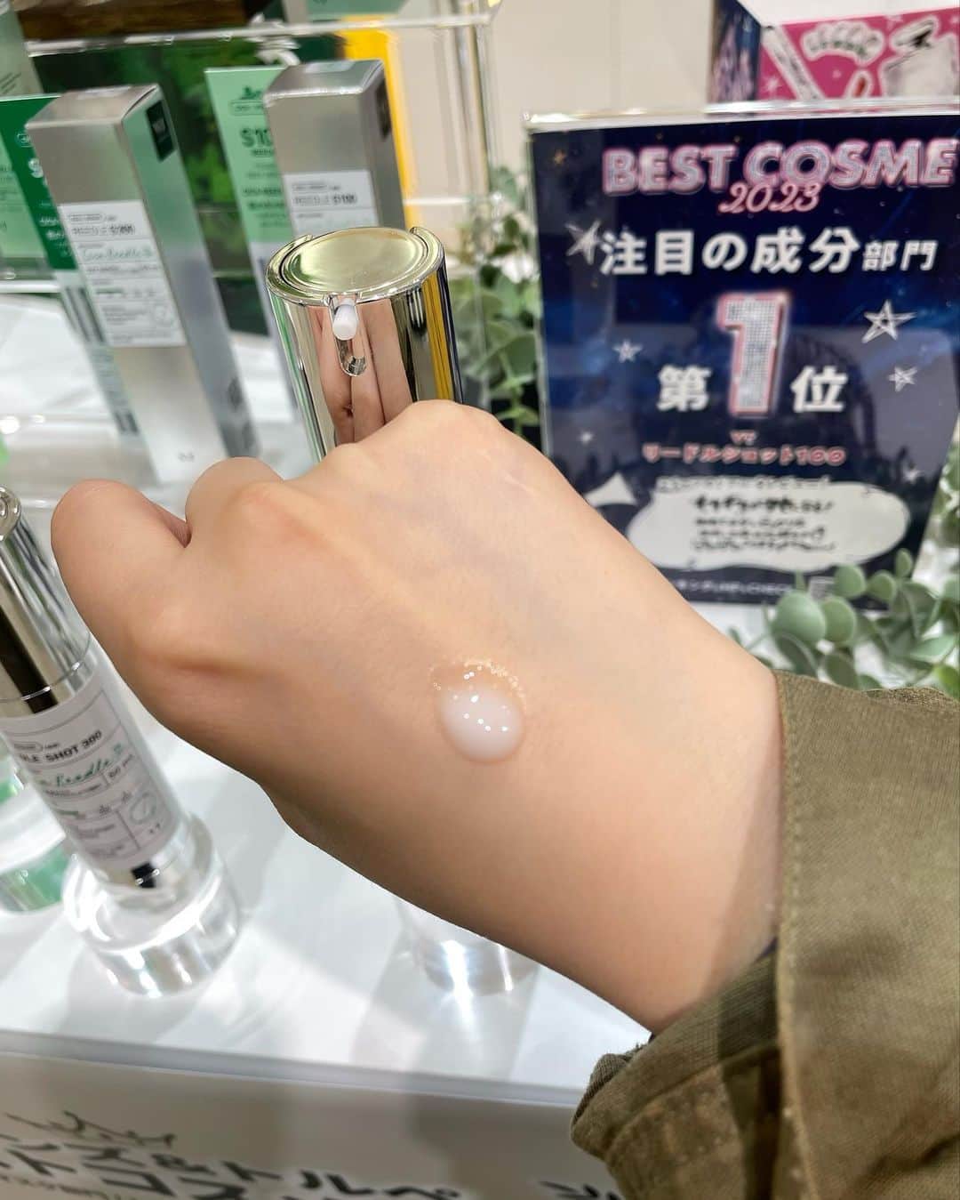 みかほさんのインスタグラム写真 - (みかほInstagram)「⁡ ⁡ アインズ＆トルペ新宿東口店の2階で 10/27(FRI)~11/26(SUN)まで VTのpopupが開催されてるよ‎🤍💚 ⁡ @vtcosmetics_spot  @ainztulpe.official  ⁡ ⁡ アインズ&トルペ新宿東口店にてVTプロモーション開催中💚‎🤍💚 ⁡ アインズ＆トルペ ベストコスメ受賞！ VTリードルショットが体験できます‎🤍 ⁡ ベストコスメ受賞製品2000円（税込)以上購入で、 ガチャイベントに参加できるよ◓٩(ˊᗜˋ*)و💚 ⁡ 普段からリアルに使ってるVTのに行ってきました ⁡ ⁡ ⁡ 特にリードルショットは大好きで、おすすめ‎🤍 最初は弱い数字からはじめてみてね🫶 ここならテスターも試せるよ‎💚 ⁡ 新宿に行った際は是非行ってみてください🥰 ⁡ ⁡ 開催期間：10/27(FRI)~11/26(SUN) 開催場所：アインズ＆トルペ新宿東口店 2階 営業時間：10:00~22:00 ⁡ ⁡ ⁡ ⁡ #PR #VT #CICA #1日1CICA #VTCosmetics #VTシカ #VTスキンケア #天然由来成分 #韓国スキンケア #VTCICA #シートマスクおすすめ #韓国コスメおすすめ #韓国コスメ #デイリースキン #リードルショット #VTリードルショット #アインズトルペ #ainztulpe #アインズアンドトルペ」11月1日 18時31分 - mikahogram
