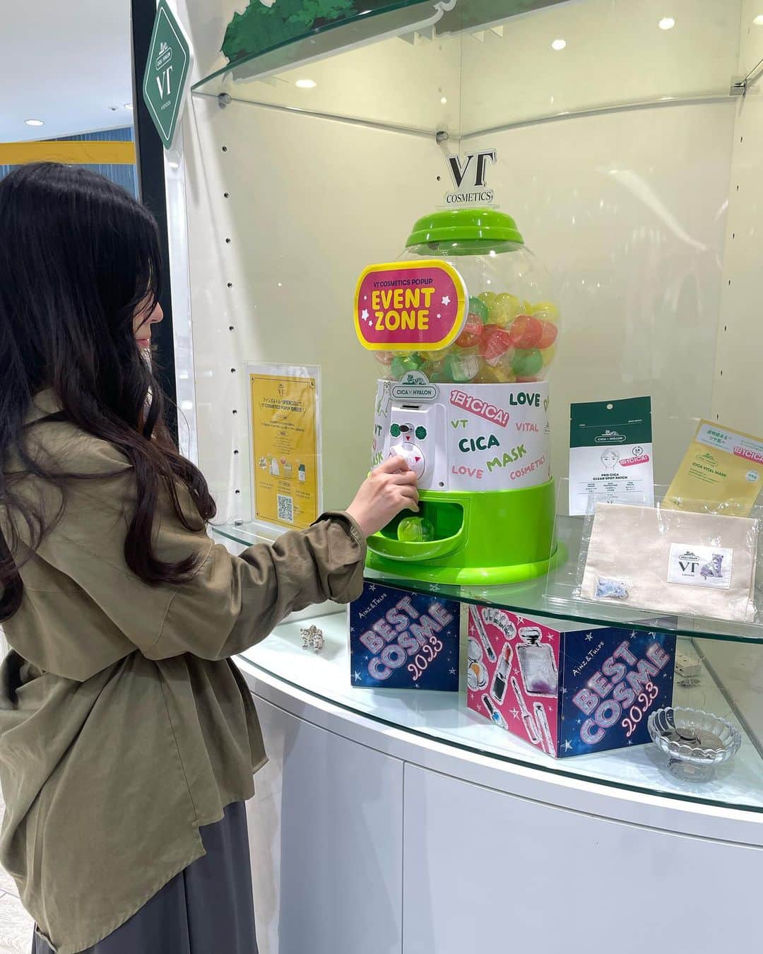 みかほさんのインスタグラム写真 - (みかほInstagram)「⁡ ⁡ アインズ＆トルペ新宿東口店の2階で 10/27(FRI)~11/26(SUN)まで VTのpopupが開催されてるよ‎🤍💚 ⁡ @vtcosmetics_spot  @ainztulpe.official  ⁡ ⁡ アインズ&トルペ新宿東口店にてVTプロモーション開催中💚‎🤍💚 ⁡ アインズ＆トルペ ベストコスメ受賞！ VTリードルショットが体験できます‎🤍 ⁡ ベストコスメ受賞製品2000円（税込)以上購入で、 ガチャイベントに参加できるよ◓٩(ˊᗜˋ*)و💚 ⁡ 普段からリアルに使ってるVTのに行ってきました ⁡ ⁡ ⁡ 特にリードルショットは大好きで、おすすめ‎🤍 最初は弱い数字からはじめてみてね🫶 ここならテスターも試せるよ‎💚 ⁡ 新宿に行った際は是非行ってみてください🥰 ⁡ ⁡ 開催期間：10/27(FRI)~11/26(SUN) 開催場所：アインズ＆トルペ新宿東口店 2階 営業時間：10:00~22:00 ⁡ ⁡ ⁡ ⁡ #PR #VT #CICA #1日1CICA #VTCosmetics #VTシカ #VTスキンケア #天然由来成分 #韓国スキンケア #VTCICA #シートマスクおすすめ #韓国コスメおすすめ #韓国コスメ #デイリースキン #リードルショット #VTリードルショット #アインズトルペ #ainztulpe #アインズアンドトルペ」11月1日 18時31分 - mikahogram