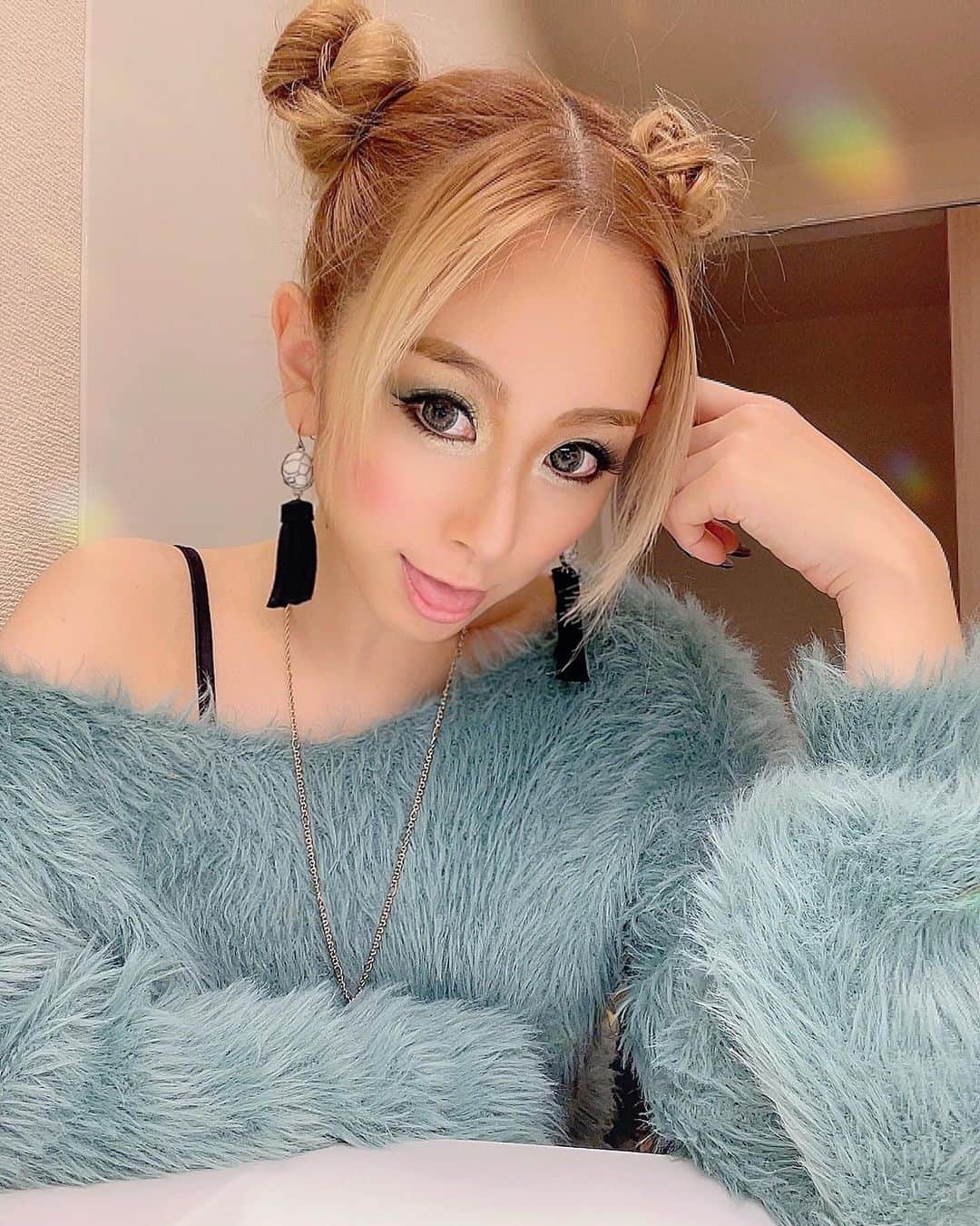 北川エリカのインスタグラム：「11月もみんな宜しくね⋆⸜💚⸝‍⋆ 今日は緑コーデ⋆⸜💚⸝‍⋆ メイクもニットもスカートもカラコンも💚 お団子ちゃん🍡  今日からポコチャ配信コア解禁で頑張っていきまーす‼️ 今日は2部制で今から始めていきまーす‼️ コアファン大大大募集‼️ みんな集合だよー♥️😘💋」