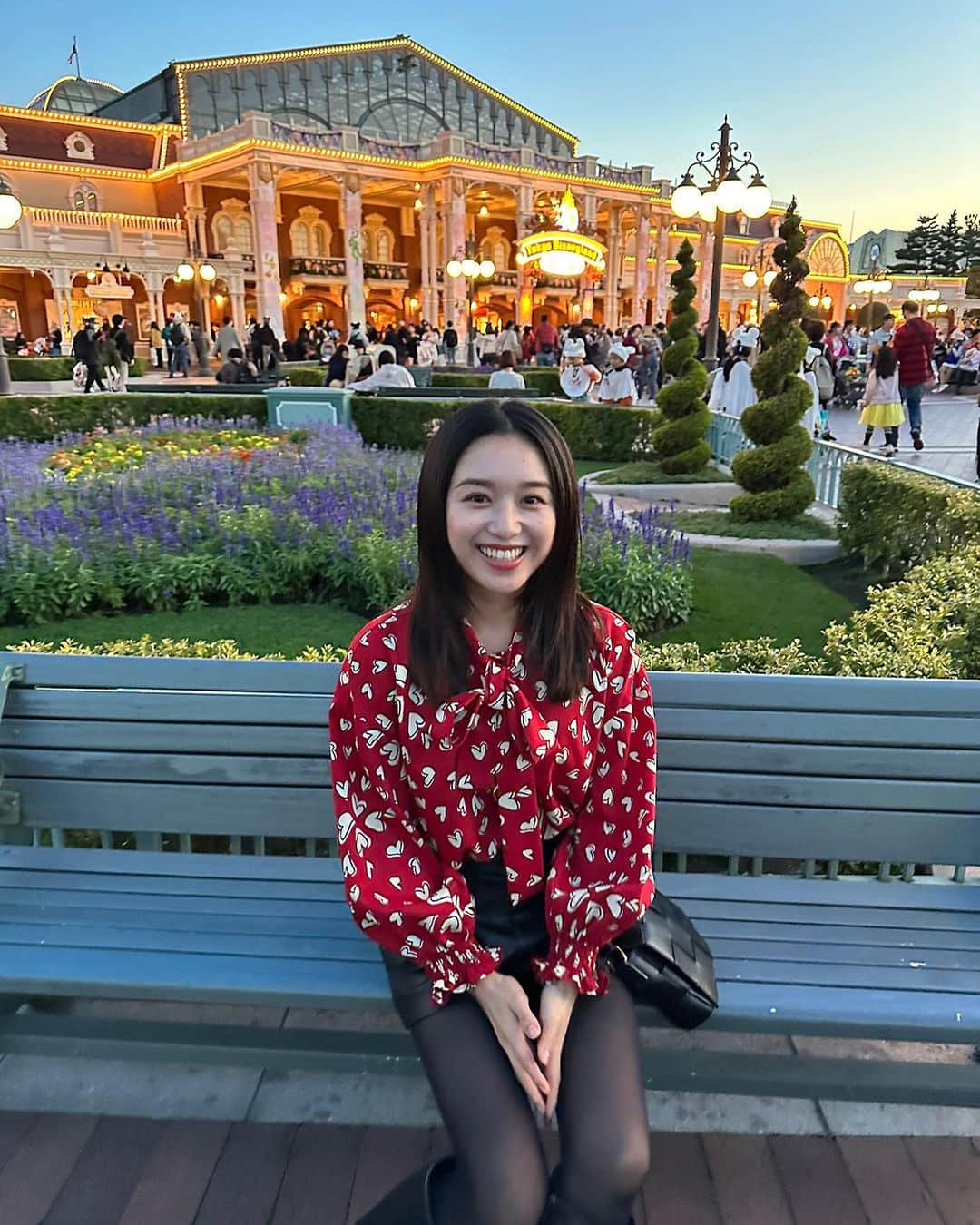 青山美郷さんのインスタグラム写真 - (青山美郷Instagram)「・ あっという間に11月🍂 10月は誕生日月ということで、7年ぶりにディズニーランドへ行きました。 Space mountain で酔ってしまって、Jungle Cruise とIt’s a small world が一番平和でした。笑  今年も残りわずか。 悔いなく締め括れるよう、精進するのみです🦧  #tokyodisneyland#tokyodisneysea#tokyodisney#tokyodisneyresort#東京ディズニー#東京ディズニーランド#東京ディズニーシー」11月1日 18時35分 - aoyama_misato