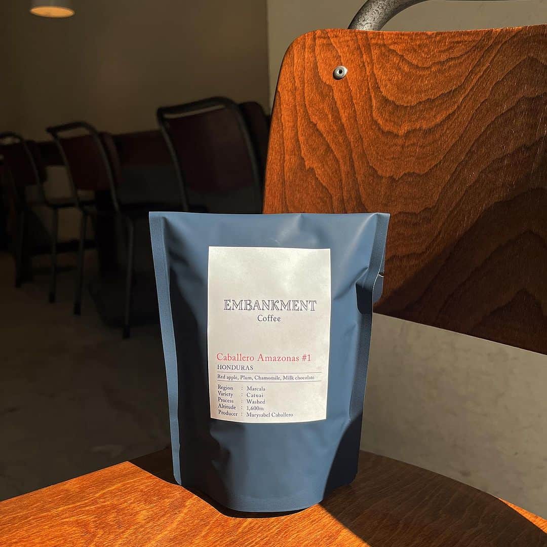 ELMERS GREENのインスタグラム：「⁡ 現在北浜店でご用意している シングルオリジンのコーヒーのご紹介です☕︎ ⁡ ・【Caballero Amazonas#1 / HONDURAS】 数年ぶりに取り扱うマリサベルさんのコーヒー。 真っ赤に熟れた林檎の甘さの酸。 プラムなどのストーンフルーツ系の果実のニュアンスも感じられ、白葡萄やカモミールのような 繊細で独特な華やかさも持ち合わせています。 ミルクチョコレートが溶けていくように 後味にかけて続く滑らかな甘さを感じられるコーヒーです。 ⁡ コーヒー豆は姉妹店の @embankmentcoffee  から 定期的に種類を変更してご用意しています。 ⁡ ⁡ 豆の販売は100g、200gでご購入頂けます。 浅煎りの豆の他にも、深煎り・中深煎りのブレンドコーヒーをご用意しています。 ⁡ ⁡ 平日は14時過ぎからのカフェタイムが スムーズに案内できておすすめです◎ ⁡ 季節限定メニューもたくさんございますので ぜひご来店ください🧤」