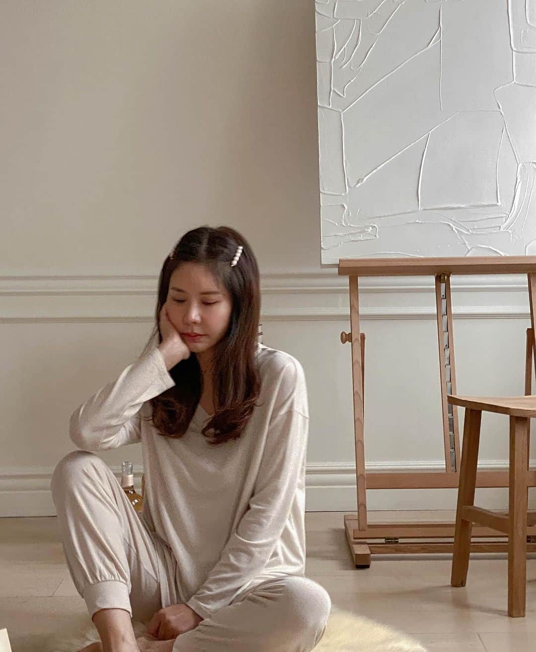 キム・ジュニのインスタグラム：「포근해보이는 베이지☁️ 아 예쁘다 :D  #어버브 #블랙라벨홈웨어」