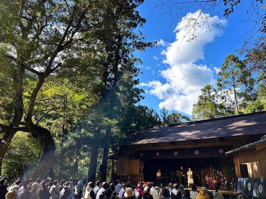 石垣優さんのインスタグラム写真 - (石垣優Instagram)「美しい写真がいっぱいすぎて 選んで調整するのに時間かかった…  改めて「Humanoise Project 2023」 八面神社農村舞台　公演ありがとうございました💐  お声がけくださった #住友紀人 さん 住友さんのスタッフの皆さま、 こんな素敵な場所で歌わせていただけるなんて… 神様の傍で歌わせてもらえたような感覚でした🥹 ありがとうございます😭  そして、なんと贅沢な毎日… 住友さんの心洗われる、美しくカッコイイ音を 一番近くで聞けて(生音にも感動) #新澤健一郎 さんの、柔らかくてスッと鋭い音に包まれ #山口とも さんの世界観にお客様同様どっぷり惹き込まれて 本当に贅沢すぎる毎日でした。 そしてずっと楽しかったです☺️ 心から…ありがとうございました🥹💓  毎年開催されている #HumanoiseProject  あの場所で歌えたなんて、冷静に考えても…貴重すぎた  風が通り抜ける、あの場所で歌えて パワーを注入できたように感じています。 これから頑張るために、生きる力をもらえた時間に これからも感謝をして、また一曲一音に想いを込めて 歌うことを楽しみたいと思います。  地元の皆さまも、 遠くから足を運んでくださった皆さまも そしてお世話になった徳島県のスタッフの皆さん 東京からのスタッフの皆さん、千原マネージャーさん  住友さん、ともさん、新澤さん 皆々様ありがとうございました🙇🏻‍♀️  LIVEとは関係のない写真も 次の投稿でアップします🫶🏻 #石垣優」11月1日 18時37分 - yanawaraba_ishigakiyu
