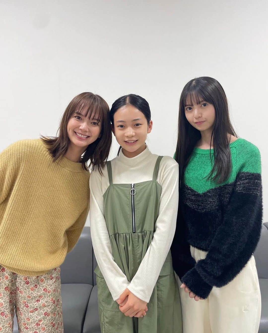 白鳥玉季のインスタグラム：「⁡ ⁡ ゆくえ先生と、このみさんと📷✨ 本編では見れないスリーショットですね😏‪🫶 齋藤さんとはこの日初めてお会い出来ました！😊 「あ！妹さんだ！」と嬉しい気持ちになりましたー！ 明日の4話もお楽しみに✨️ ⁡ 1日遅れちゃったけど、ハッピーハロウィン🎃 お菓子何個貰った〜？ ⁡ #いちばんすきな花 #多部未華子 さん #齋藤飛鳥 さん #白鳥玉季」