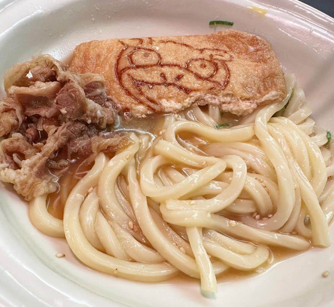 とぎもちさんのインスタグラム写真 - (とぎもちInstagram)「. 【高松 🇯🇵 다카마쓰】  兵庫町にある さぬき麺業 本店で 肉ぶっかけうどん💕  しかもヤドンのお揚げ追加 🤣💓  うどんのコシ最高。 やっぱりうどんは香川で食べたい。  #香川ナノタビ #さぬき麺業 #さぬき麺業本店 #ヤドンのお揚げ #讃岐うどん #肉ぶっかけ #ぶっかけうどん #うどん #高松 #香川 #日本 #高松グルメ #香川グルメ #高松うどん #香川うどん #사누키멘교 #사누키멘교효고마치본점 #다카마쓰 #카가와 #일본 #다카마쓰맛집 #사누키우동 #사누키우동맛집 #とぎもちさぬき麺業 #とぎもちうどん #とぎもち肉ぶっかけ #とぎもちヤドン」11月1日 18時38分 - togistagram